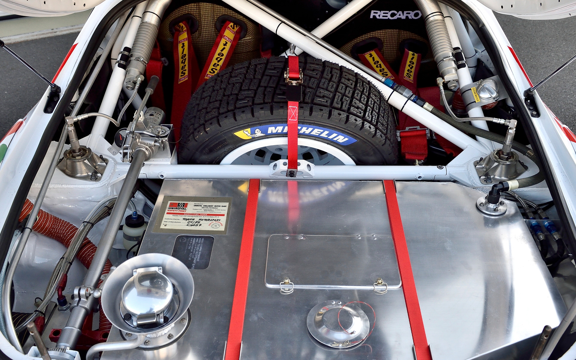 テールゲートを開けるとサファリ専用の140L燃料タンクが