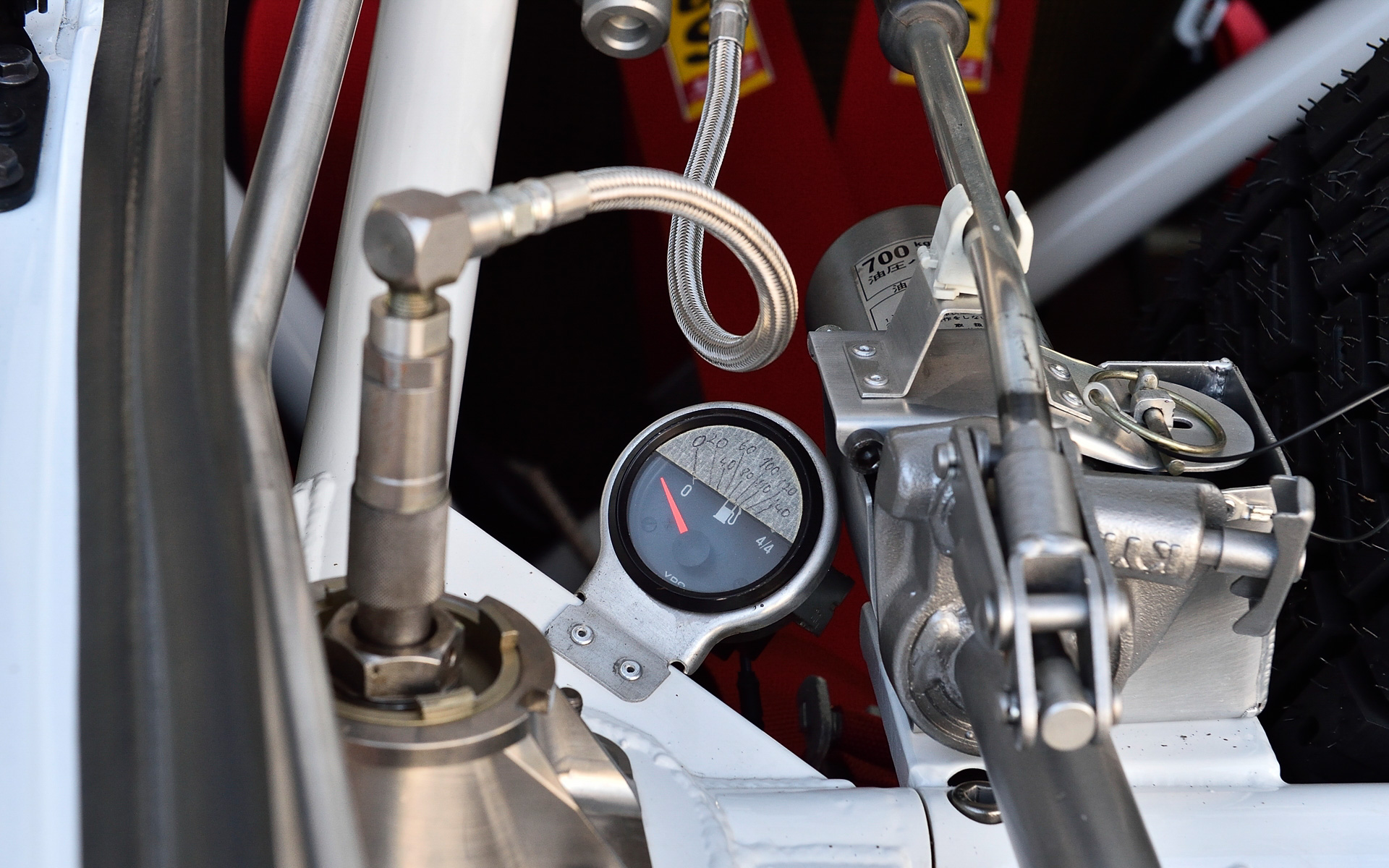 テールゲートを開けるとサファリ専用の140L燃料タンクが