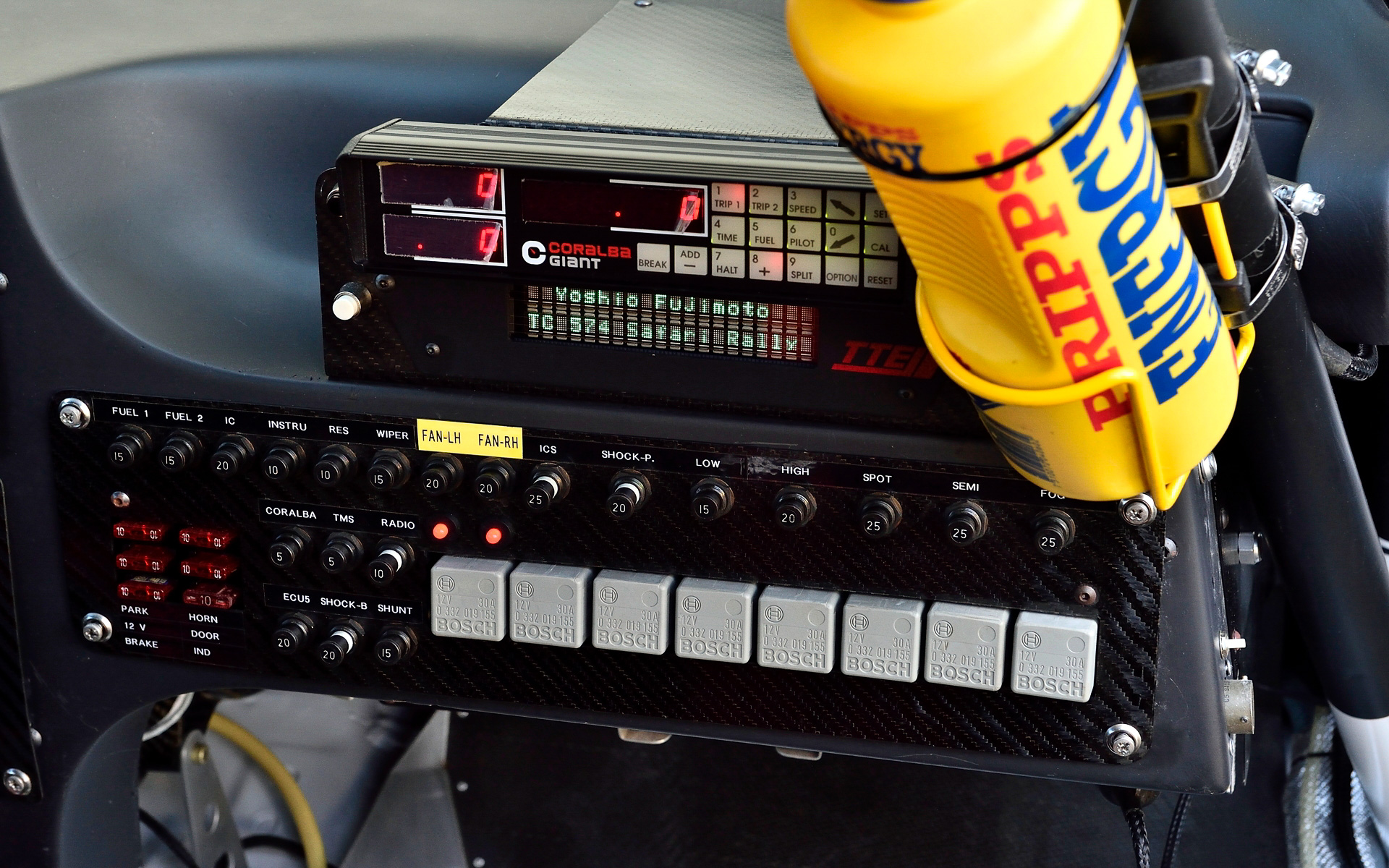 ST185の室内。運転席左側にエンジン回転、油温、水温、タイヤ回転数、車速などを記録するブラックBOXがあるほか、インパネ中央にトラクションコントロール用のスイッチ類などが並ぶ。助手席足下にはコ・ドラが操作するマップリセットスイッチも