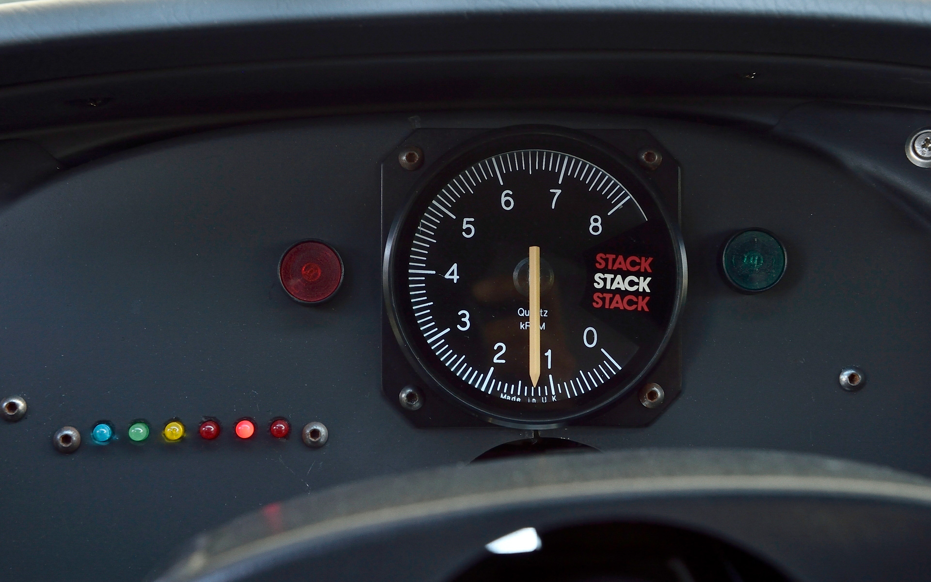 ST185の室内。運転席左側にエンジン回転、油温、水温、タイヤ回転数、車速などを記録するブラックBOXがあるほか、インパネ中央にトラクションコントロール用のスイッチ類などが並ぶ。助手席足下にはコ・ドラが操作するマップリセットスイッチも