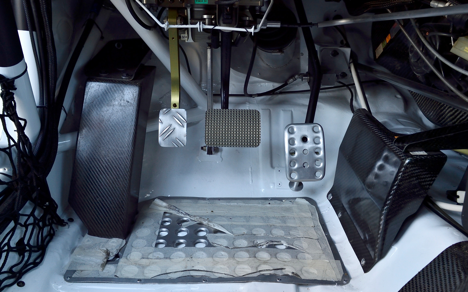 ST185の室内。運転席左側にエンジン回転、油温、水温、タイヤ回転数、車速などを記録するブラックBOXがあるほか、インパネ中央にトラクションコントロール用のスイッチ類などが並ぶ。助手席足下にはコ・ドラが操作するマップリセットスイッチも