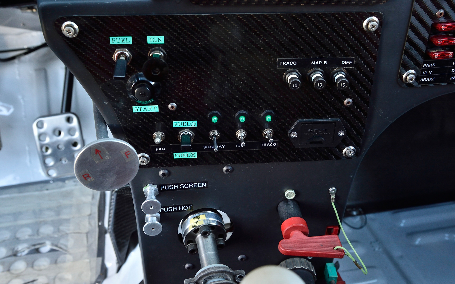 ST185の室内。運転席左側にエンジン回転、油温、水温、タイヤ回転数、車速などを記録するブラックBOXがあるほか、インパネ中央にトラクションコントロール用のスイッチ類などが並ぶ。助手席足下にはコ・ドラが操作するマップリセットスイッチも