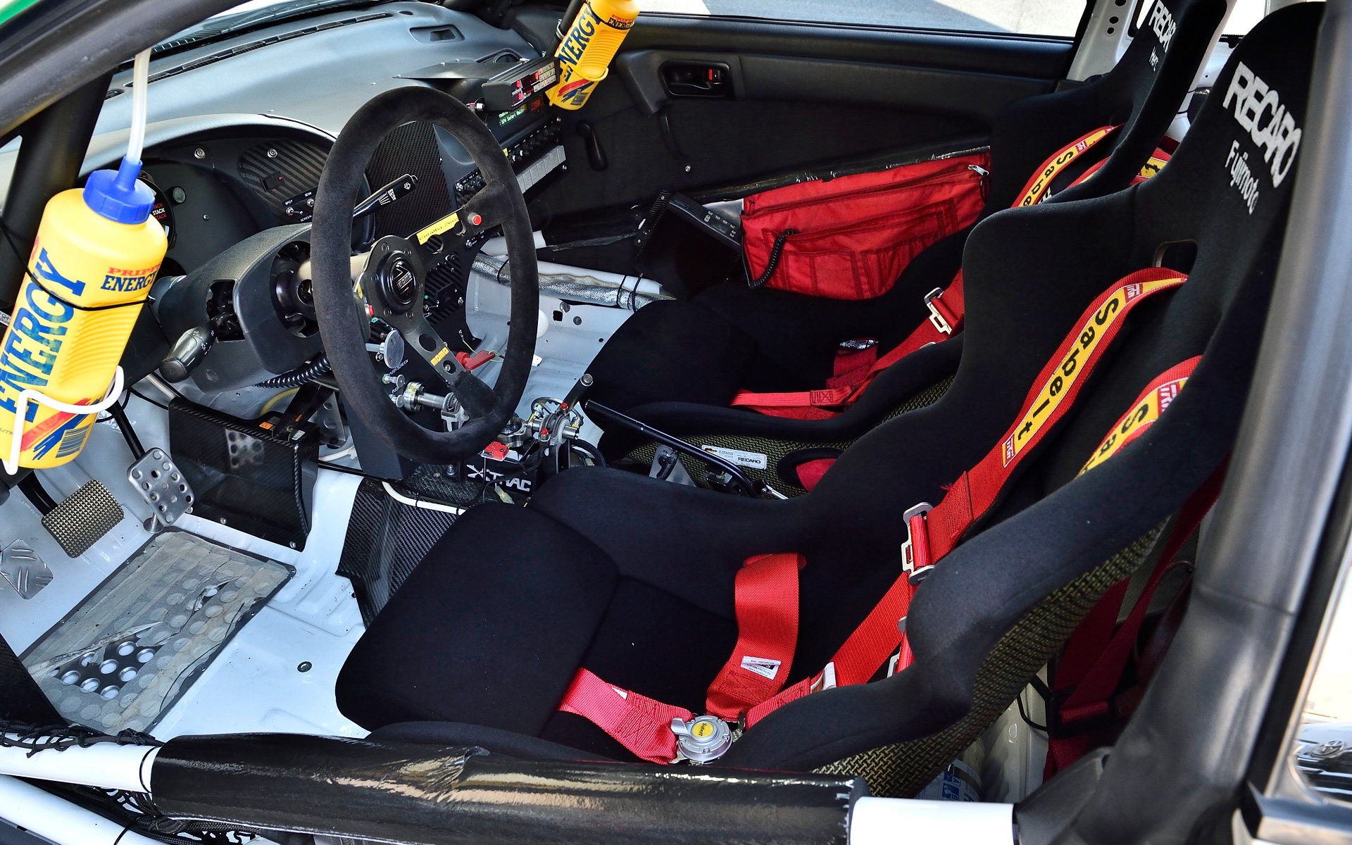 ST185の室内。運転席左側にエンジン回転、油温、水温、タイヤ回転数、車速などを記録するブラックBOXがあるほか、インパネ中央にトラクションコントロール用のスイッチ類などが並ぶ。助手席足下にはコ・ドラが操作するマップリセットスイッチも