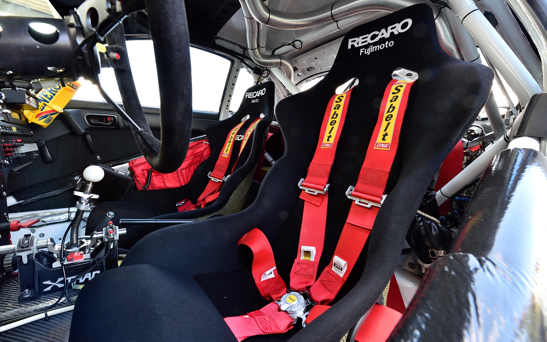 ST185の室内。運転席左側にエンジン回転、油温、水温、タイヤ回転数、車速などを記録するブラックBOXがあるほか、インパネ中央にトラクションコントロール用のスイッチ類などが並ぶ。助手席足下にはコ・ドラが操作するマップリセットスイッチも