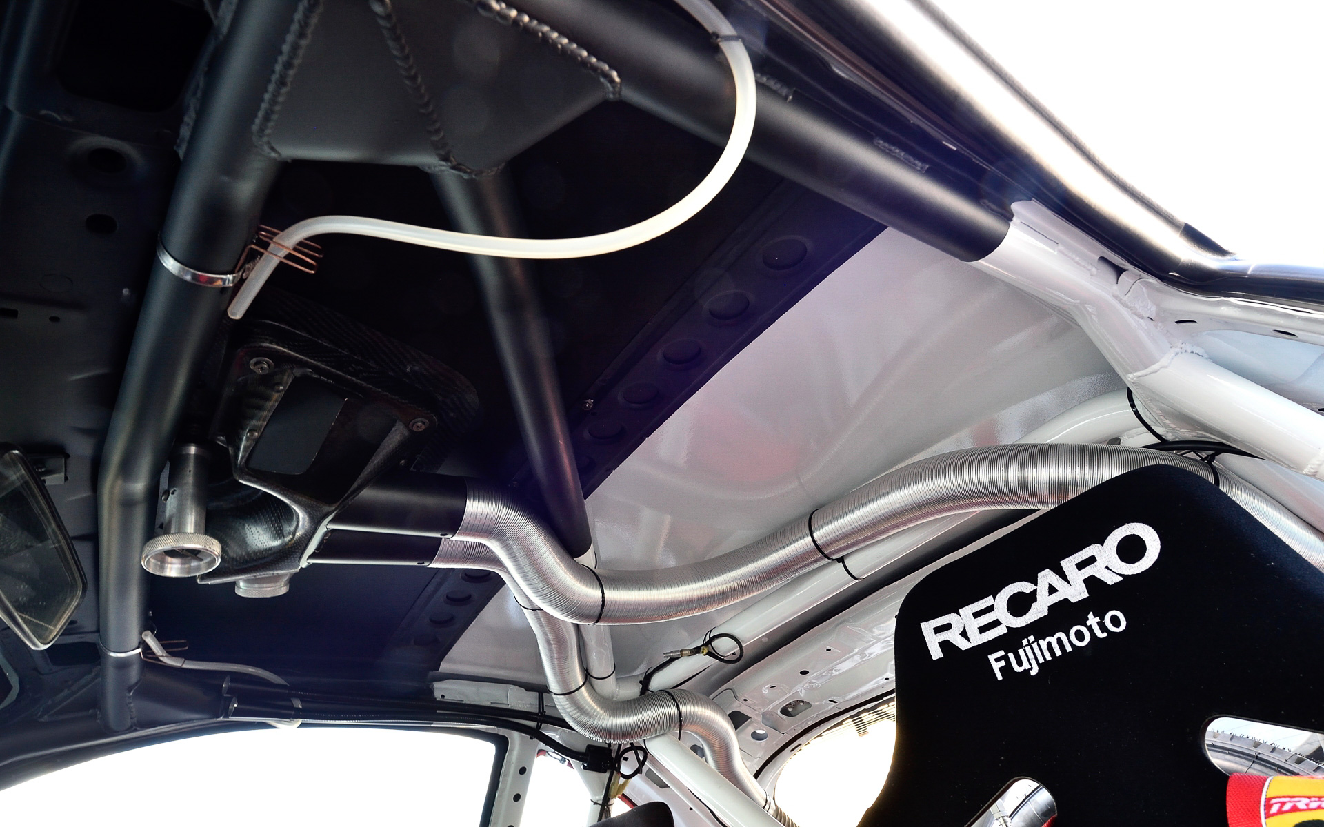 ST185の室内。運転席左側にエンジン回転、油温、水温、タイヤ回転数、車速などを記録するブラックBOXがあるほか、インパネ中央にトラクションコントロール用のスイッチ類などが並ぶ。助手席足下にはコ・ドラが操作するマップリセットスイッチも