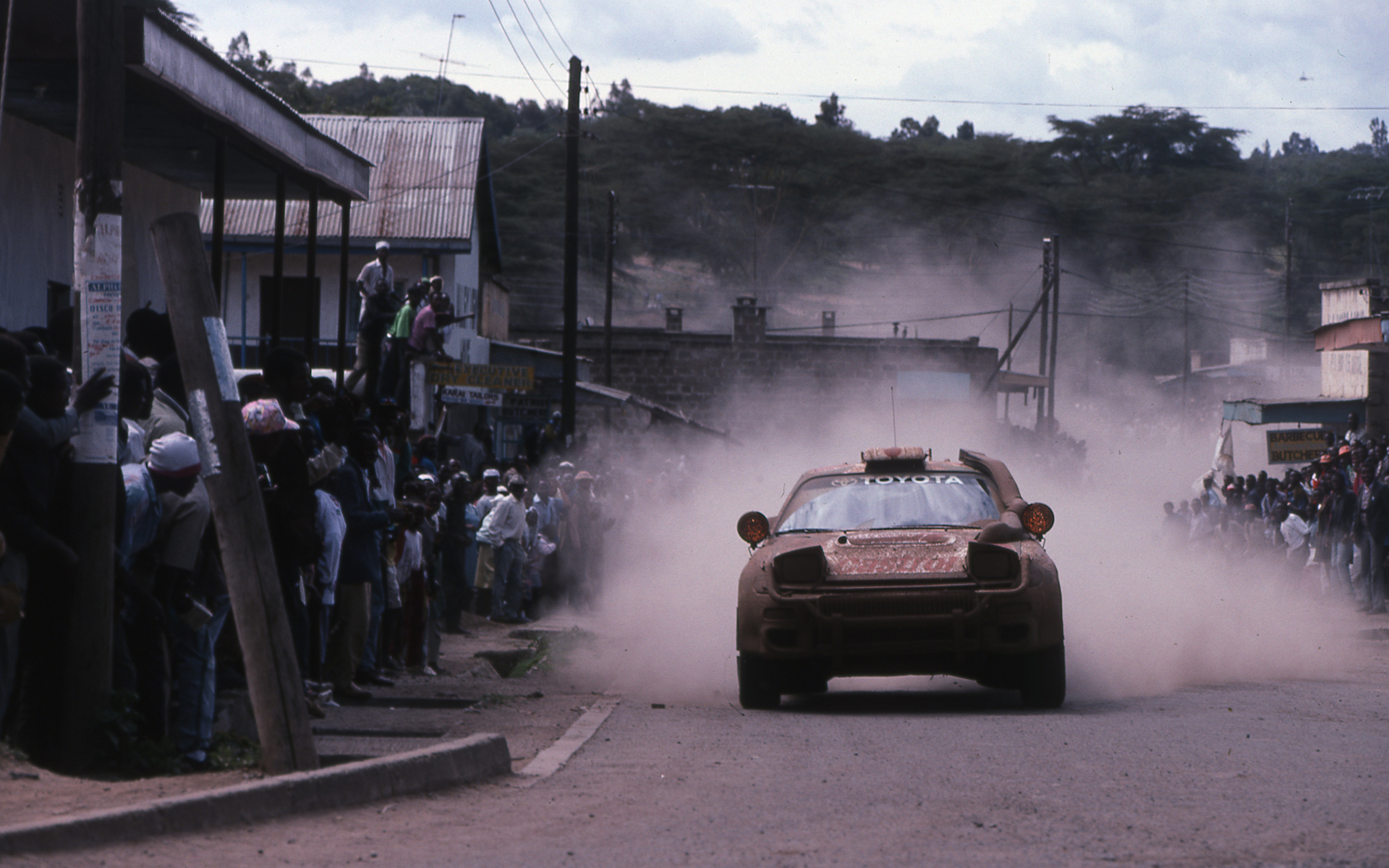 サファリラリーで走るセリカ ST185