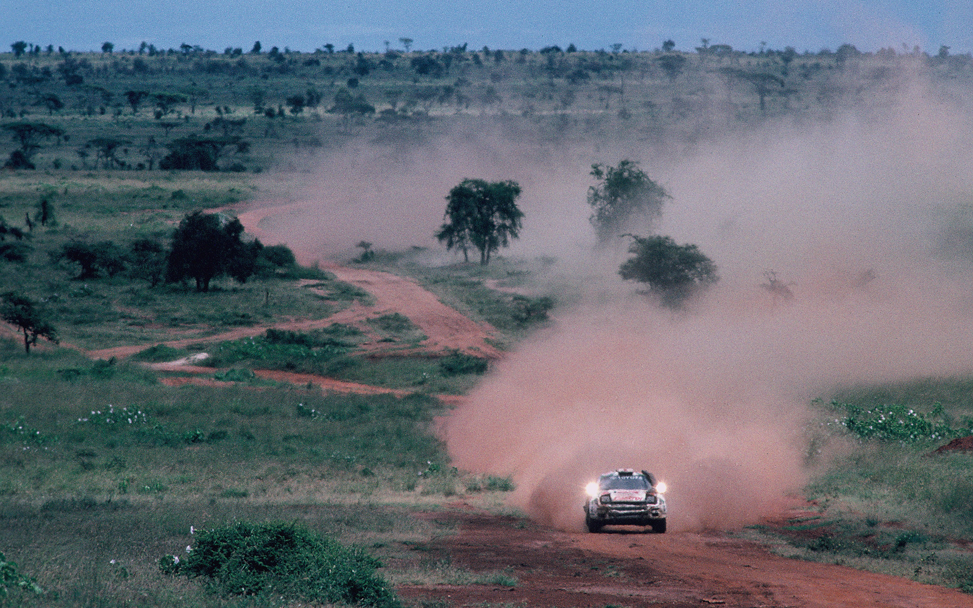 サファリラリーで走るセリカ ST185