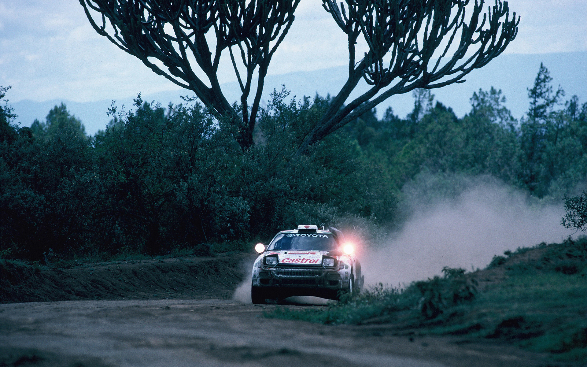 サファリラリーで走るセリカ ST185