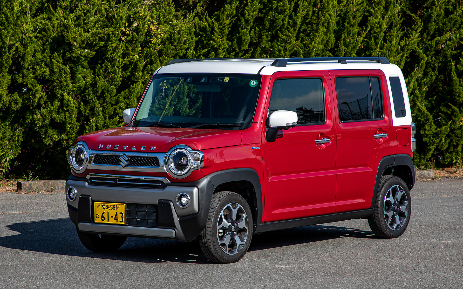 借り出したのはスズキの軽ワゴン「ハスラーJ STYLEターボ」。駆動方式は4WD。価格は182万3800円。ボディサイズは3395×1475×1680mm（全長×全幅×全高）。エンジンはR06A型水冷直列3気筒インタークーラーターボで、トランスミッションはCVT。ボディカラーはフェニックスレッドパール ホワイト2トーン