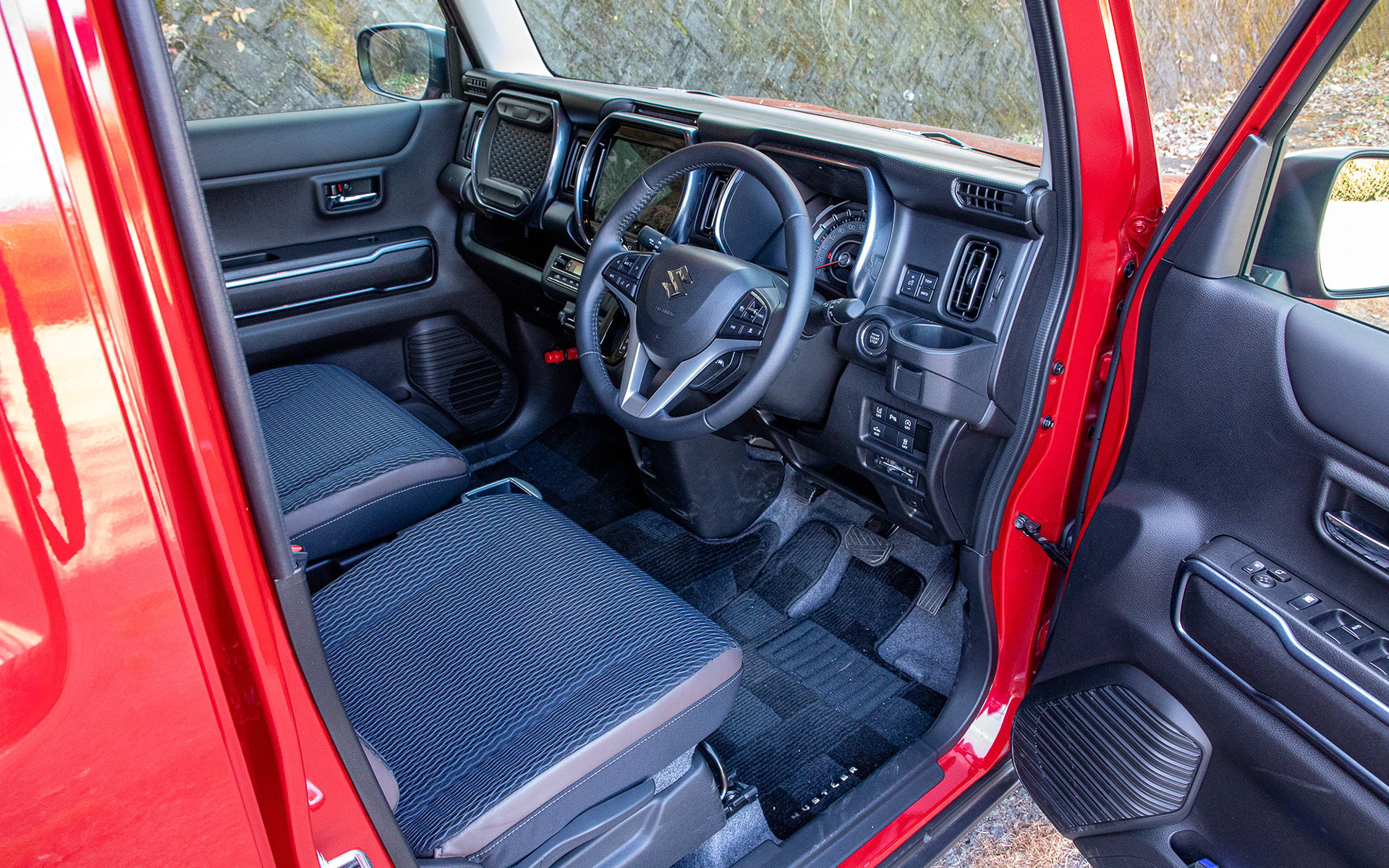 Jスタイルはインテリアも専用装備が付く。インパネはカラーガーニッシュ付き。カラーはブルーイッシュシルバー