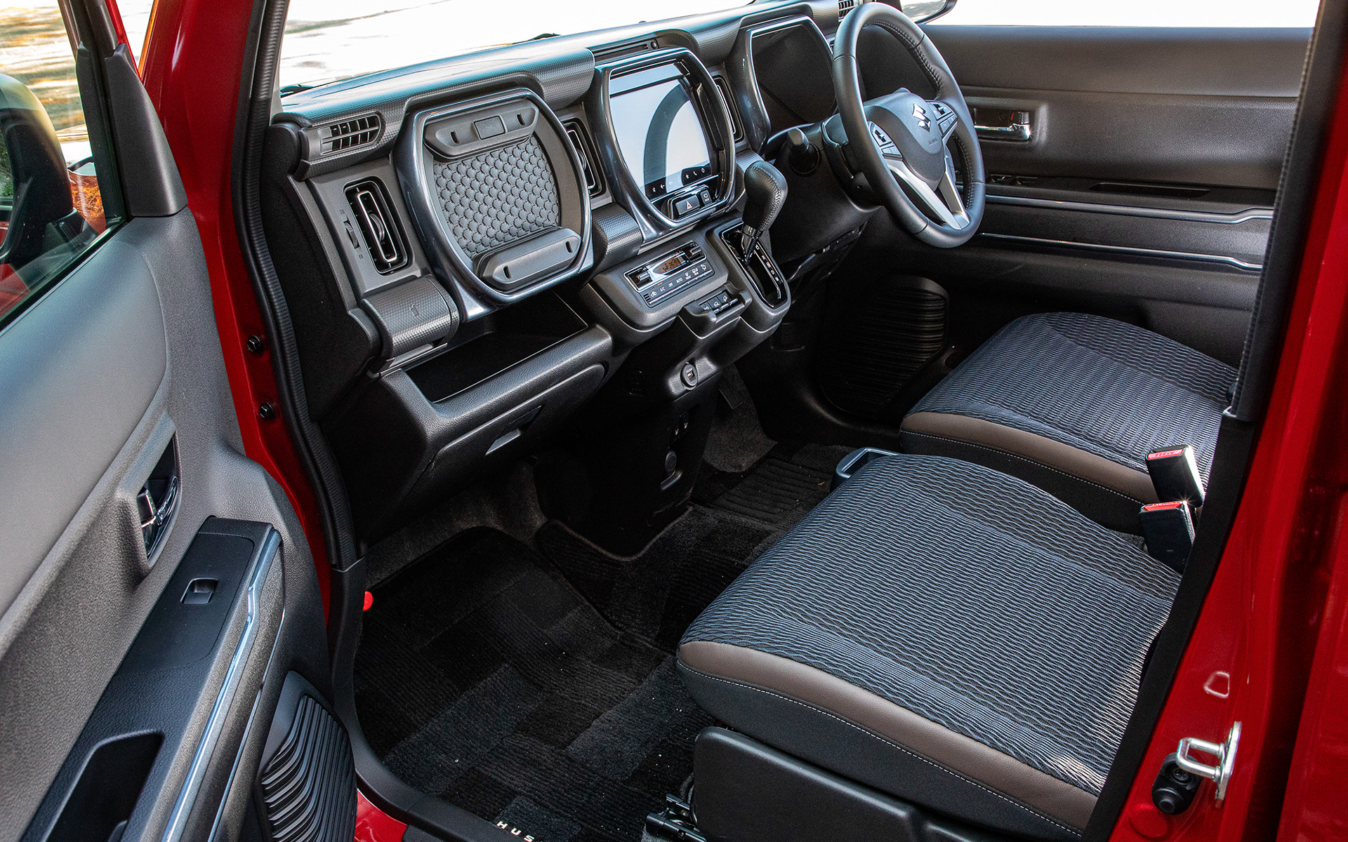 インテリアトリムもブルーイッシュシルバーカラー。ドアトリムはレザー調でドアハンドルがメッキとなる