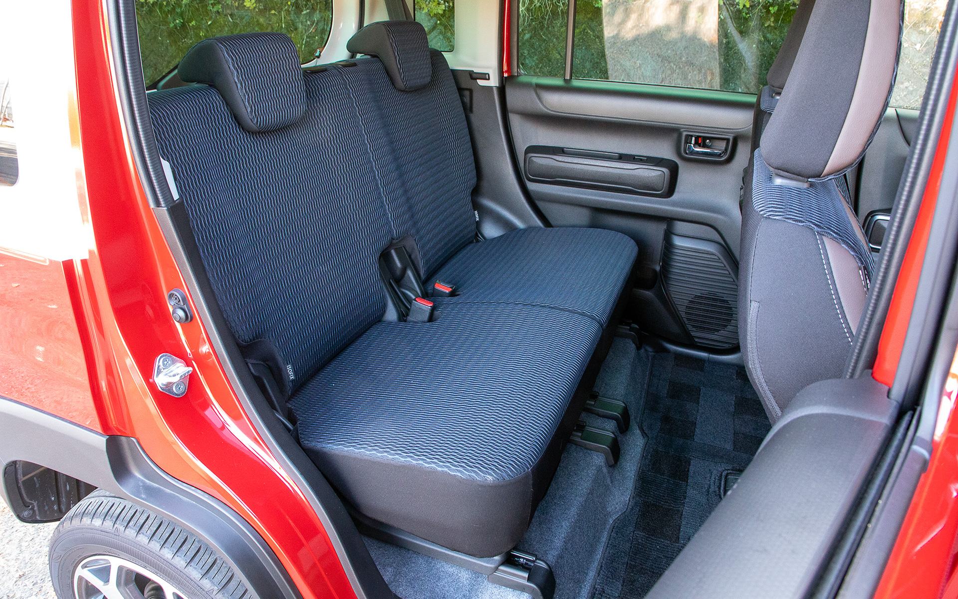 後席はスライド可能。最も下げた状態での足下はかなり広い