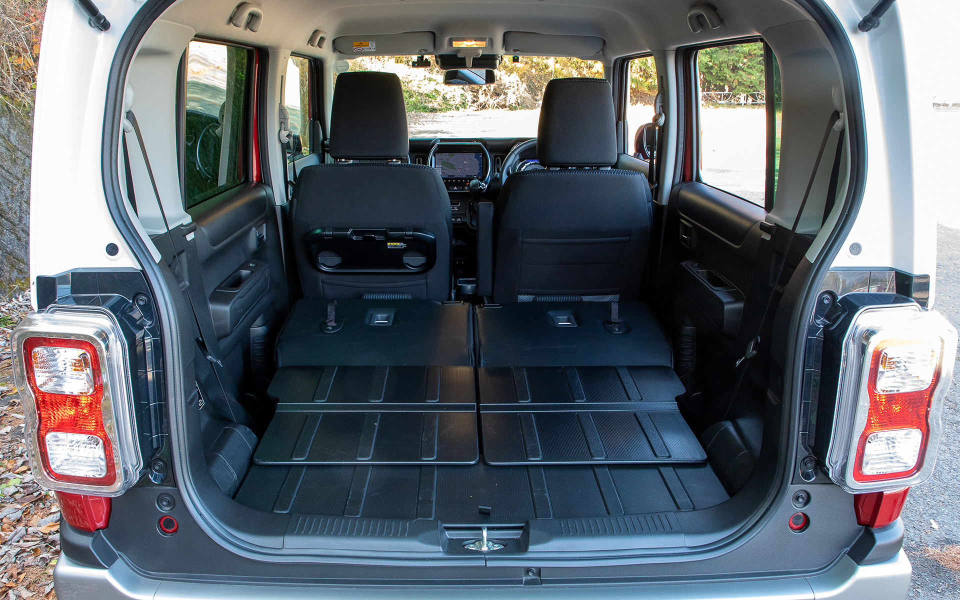 後席を倒すとこのように広いラゲッジとなる。テントやシュラフ、道具ケースなど入れても余裕のスペースだろう