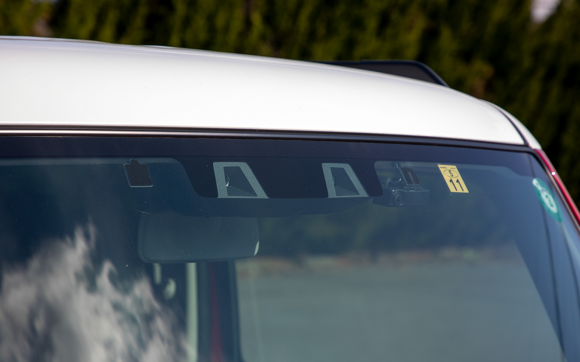 Ｊスタイルターボにはデュアルカメラブレーキサポート、後退時ブレーキサポート、誤発進抑制機能、後方誤発進抑制機能、車線逸脱抑制機能、車線逸脱警報機能、ふらつき警報機能、標識認識機能、ACC（アダプティブクルーズコントロール）、先行車発進お知らせ機能、ハイビームアシスト、全方位モニター用カメラという内容のスズキの安全技術、スズキ セーフティ サポートが装備されている