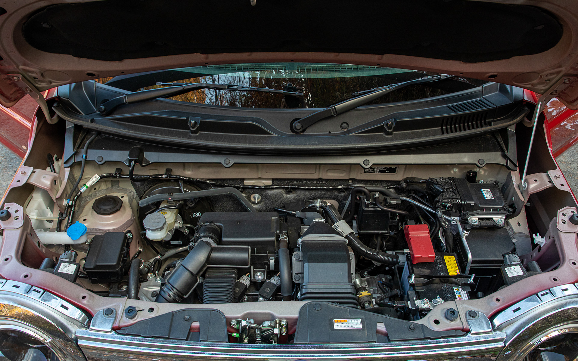 R06A型水冷直列3気筒インタークーラーターボエンジン。最大出力は47kW（64PS）/6000rpm、最大トルクは98Nm（10.0kgfm）/3000rpm。使用燃料は無鉛レギュラーガソリン