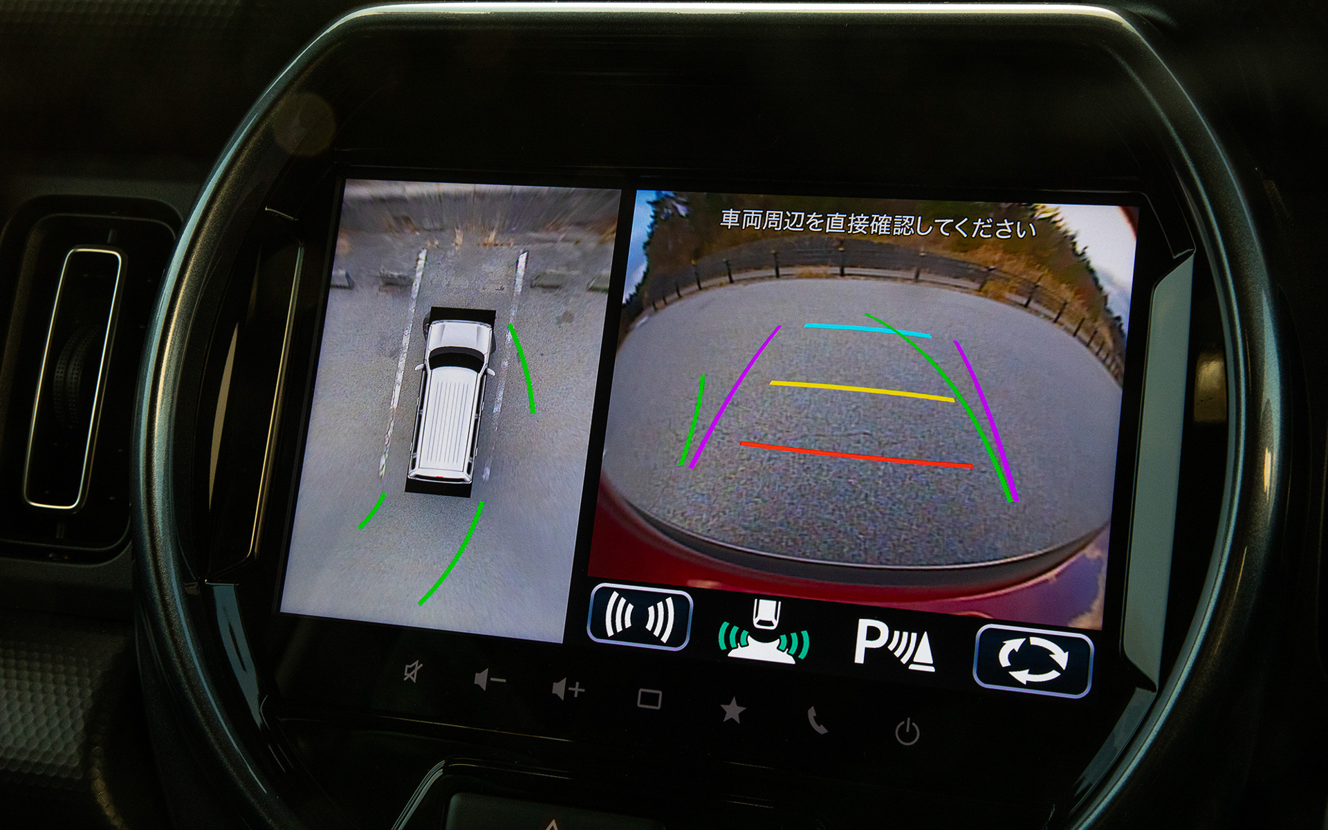 後退時のサポート画面。これもアウトドアフィールドでは便利。障害物の察知だけでなく「あとちょっと下がると道がない」みたいな状況も把握しやすい