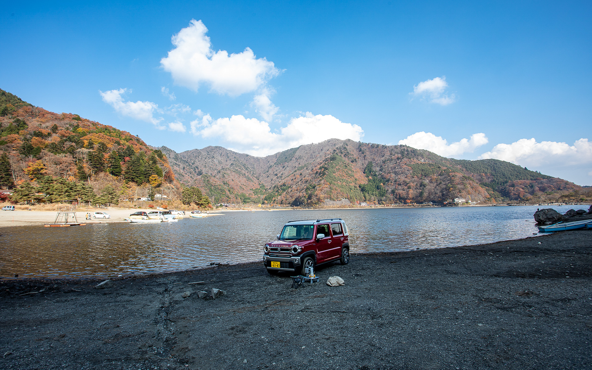 キャンプ場はフリーサイト。場所によっては湖の向こうに富士山が見える。当日はその場所は他の利用者でいっぱいだったし、富士山は雲で隠れていたので、空いている湖畔にハスラーを駐めた