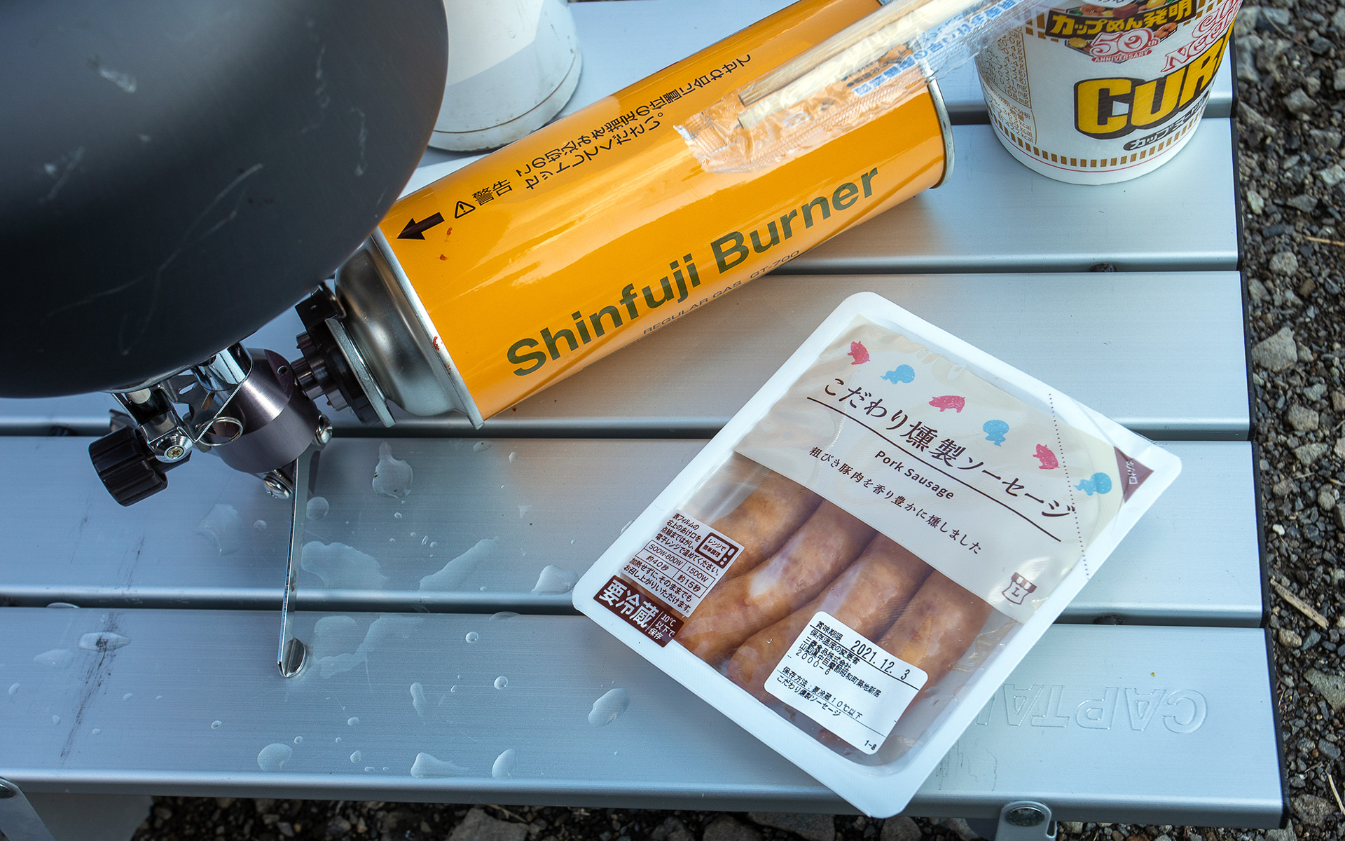 カレー麺だけではちょっと足りないので、コンビニでソーセージも買っておいた