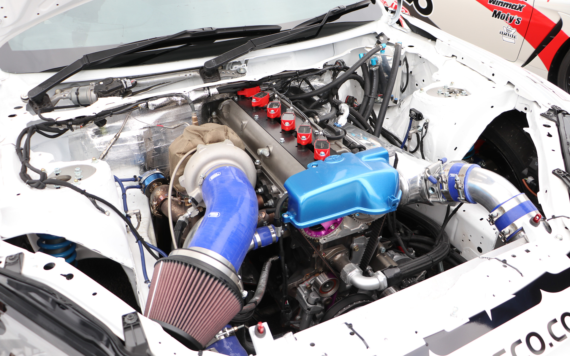 エンジンは3.6リッター化された2JZを搭載。ミッションはシーケンシャル6速、ドライブシャフトは35GT-R用、プロペラシャフトもキャロッセのワンオフとなっている