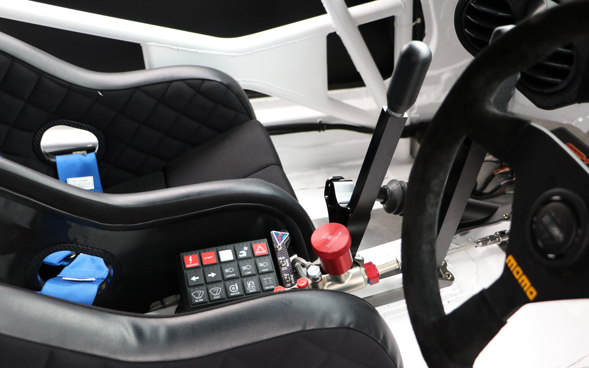 最低限のスイッチのみ搭載