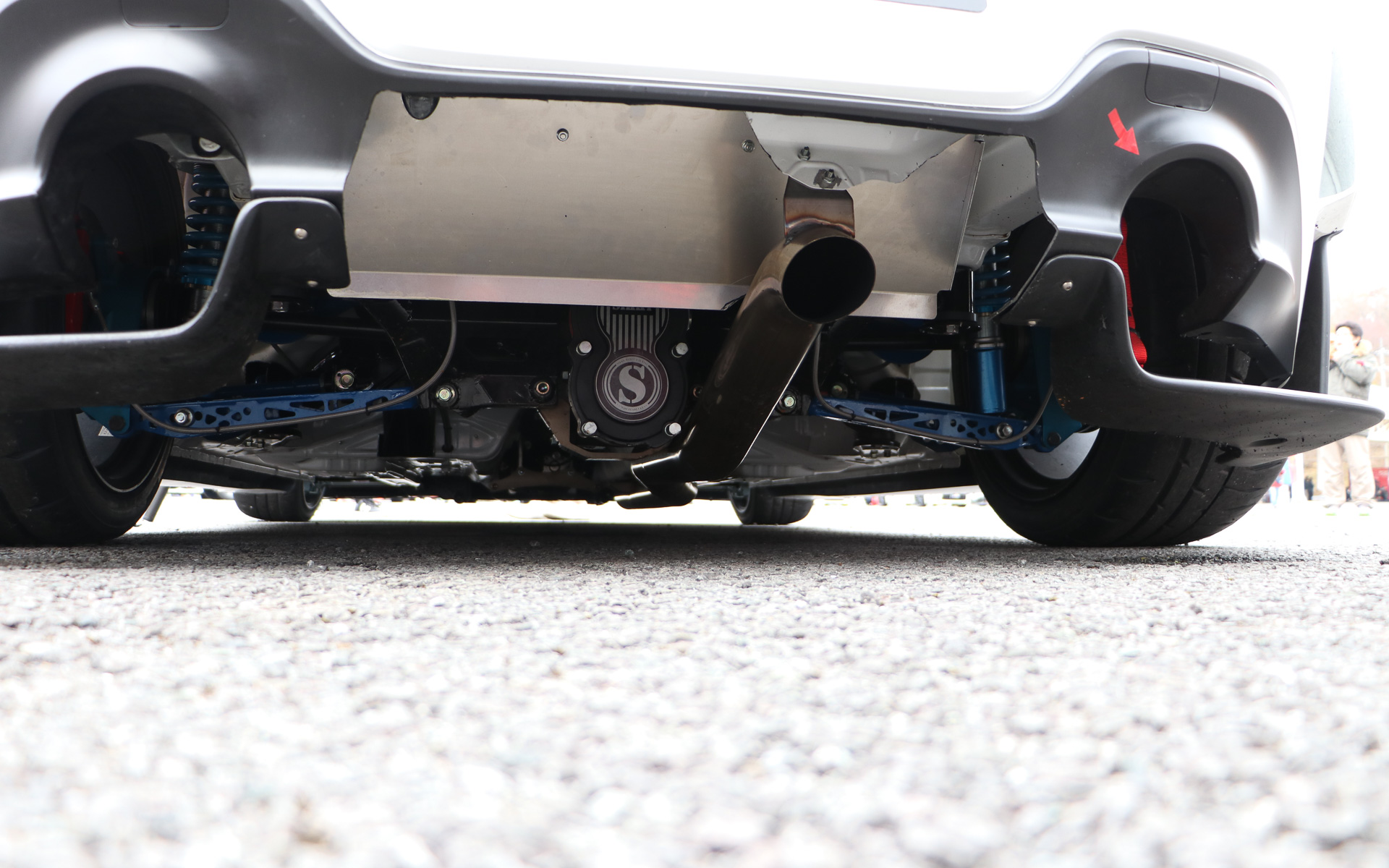 マフラーはセンター1本出し