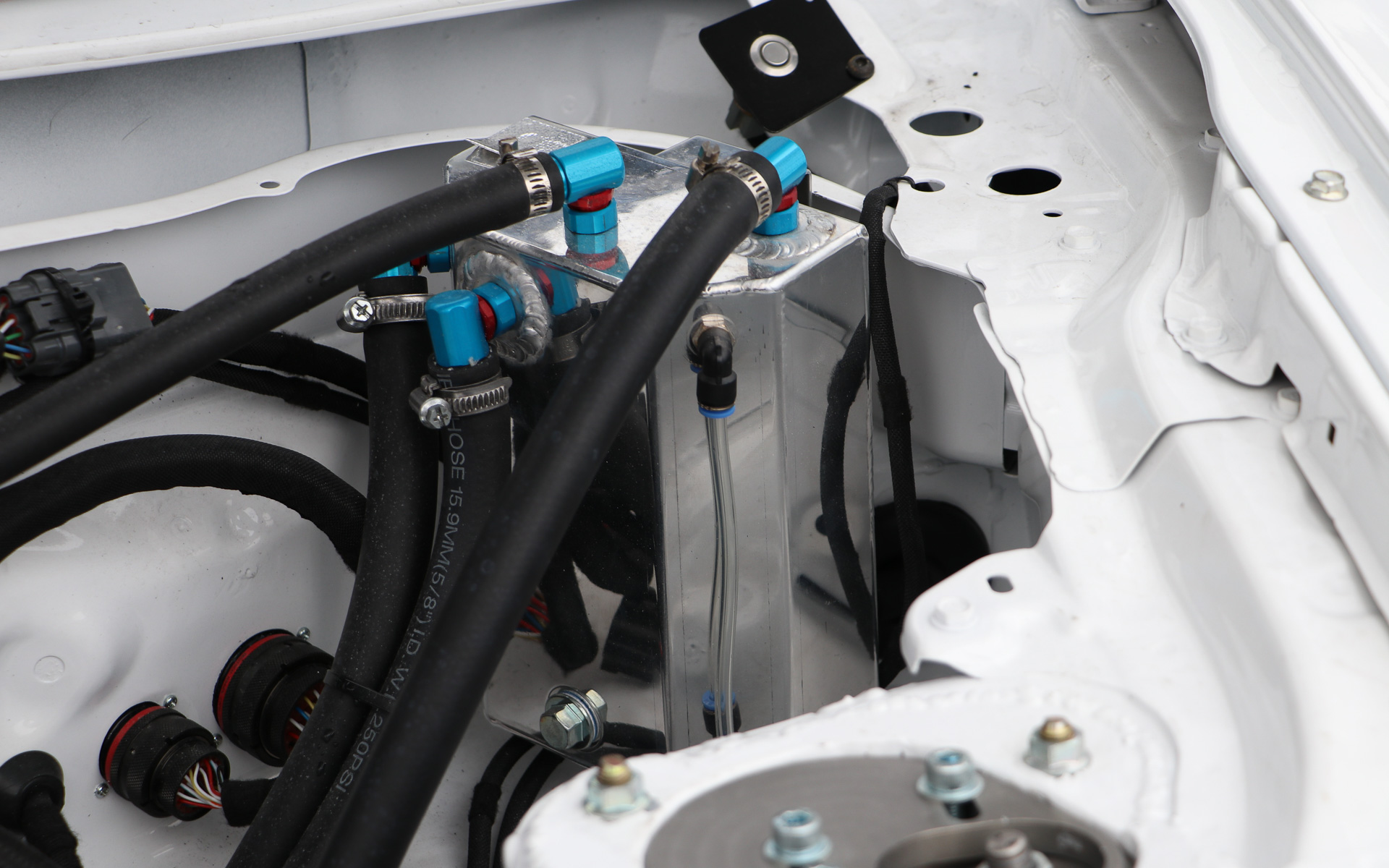 オイルキャッチタンクは市販品を加工したもの