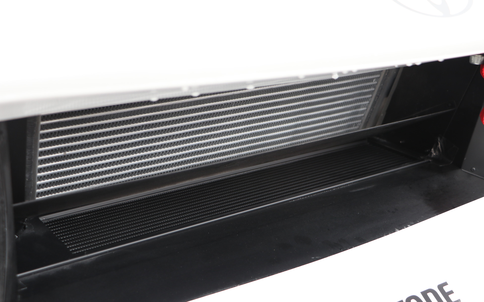 インタークーラーとオイルクーラーはV型にレイアウト