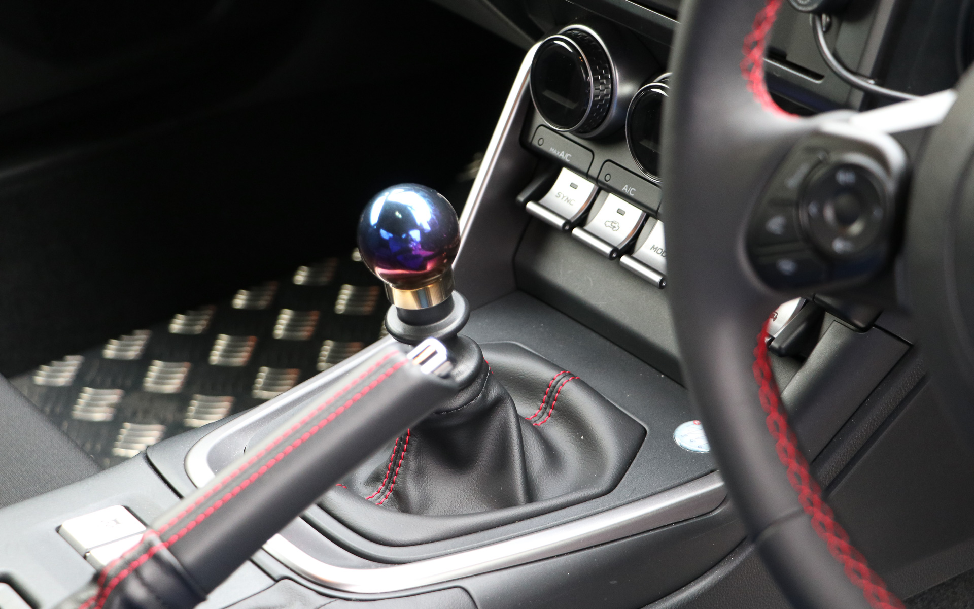 チタン・シフトノブは「ブルー・グラデーション」と「サンドブラスト仕上げ」の2種類をラインアップ