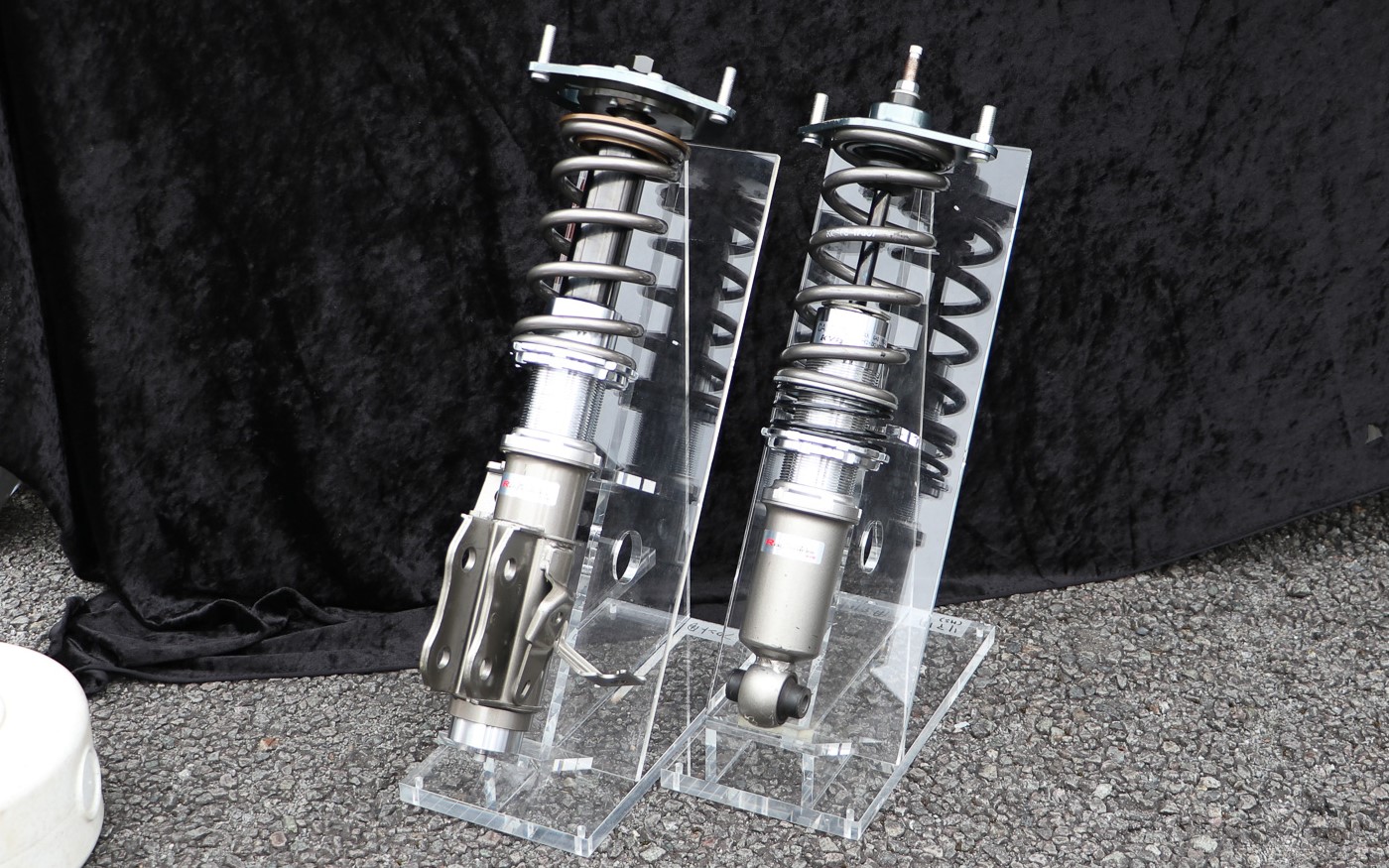 こちらはサーキット走行するユーザー向けの「リアルスポーツダンパー」