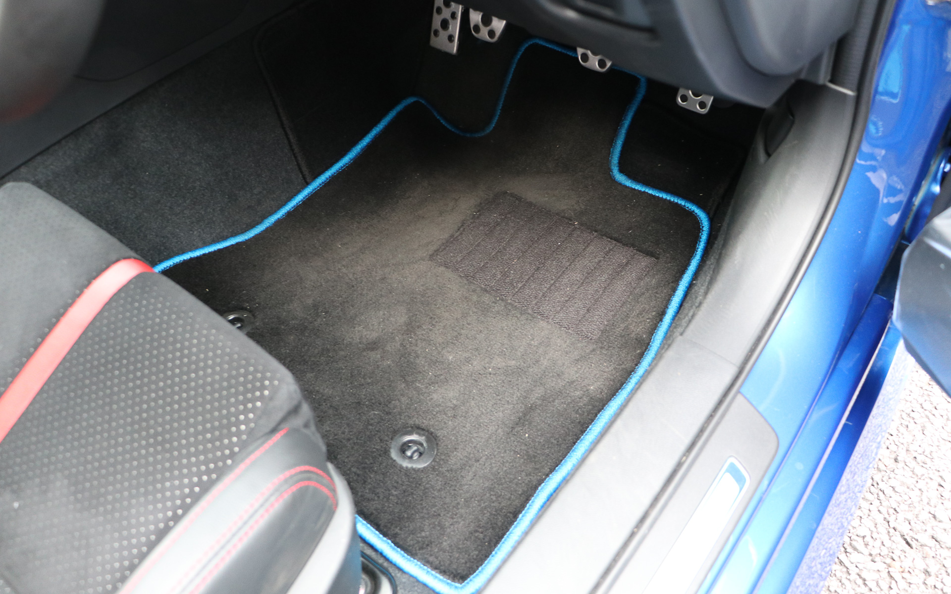 フロアマットVer.2は、純正の滑り止めフックも使え、裏地はゴム状ブツブツ付ですべりにくくなっている