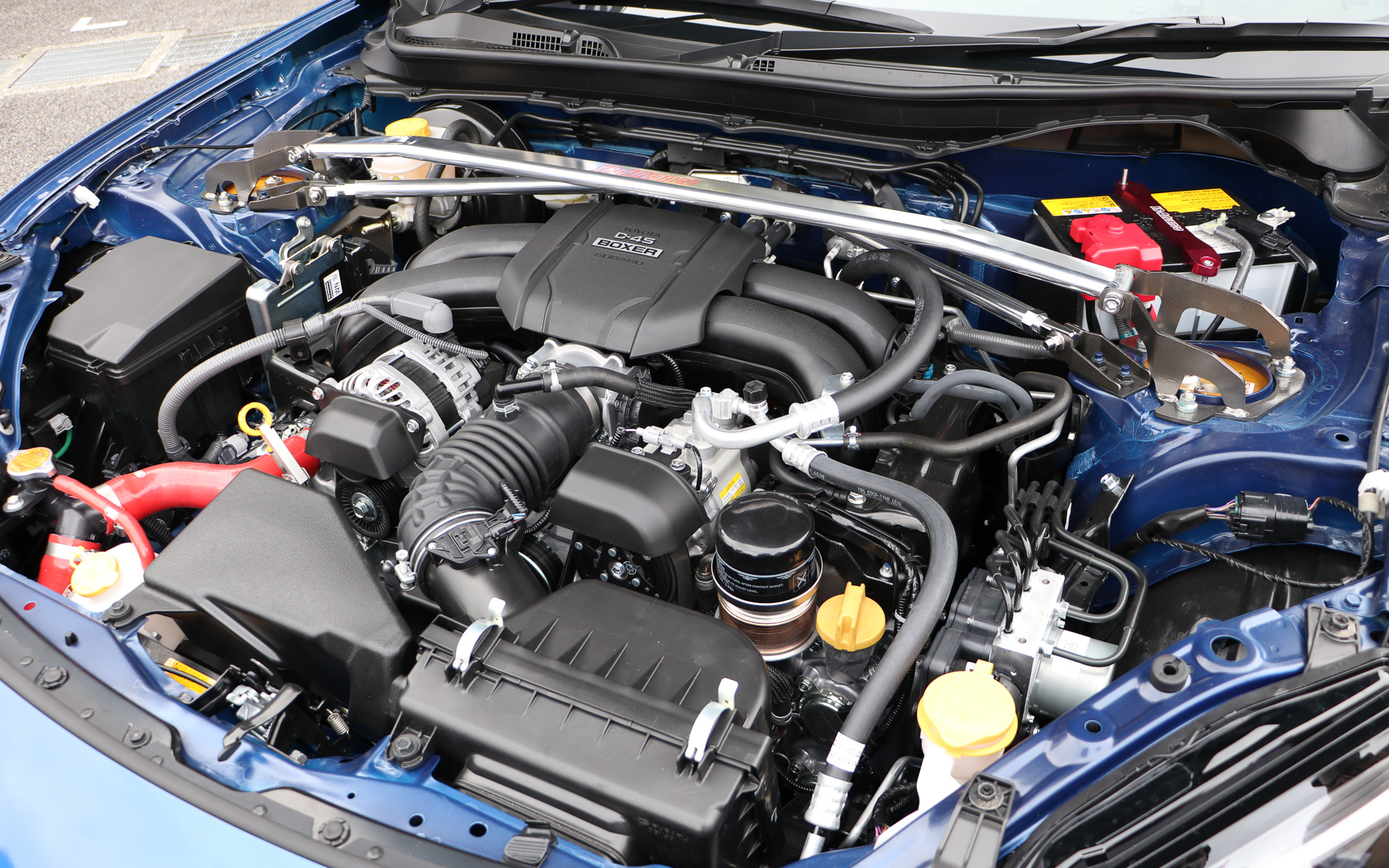 フロントタワーバーはオーバル形状を採用。フロントトライアングルバーはアジャスト式となっていてテンションの調整が可能となっている