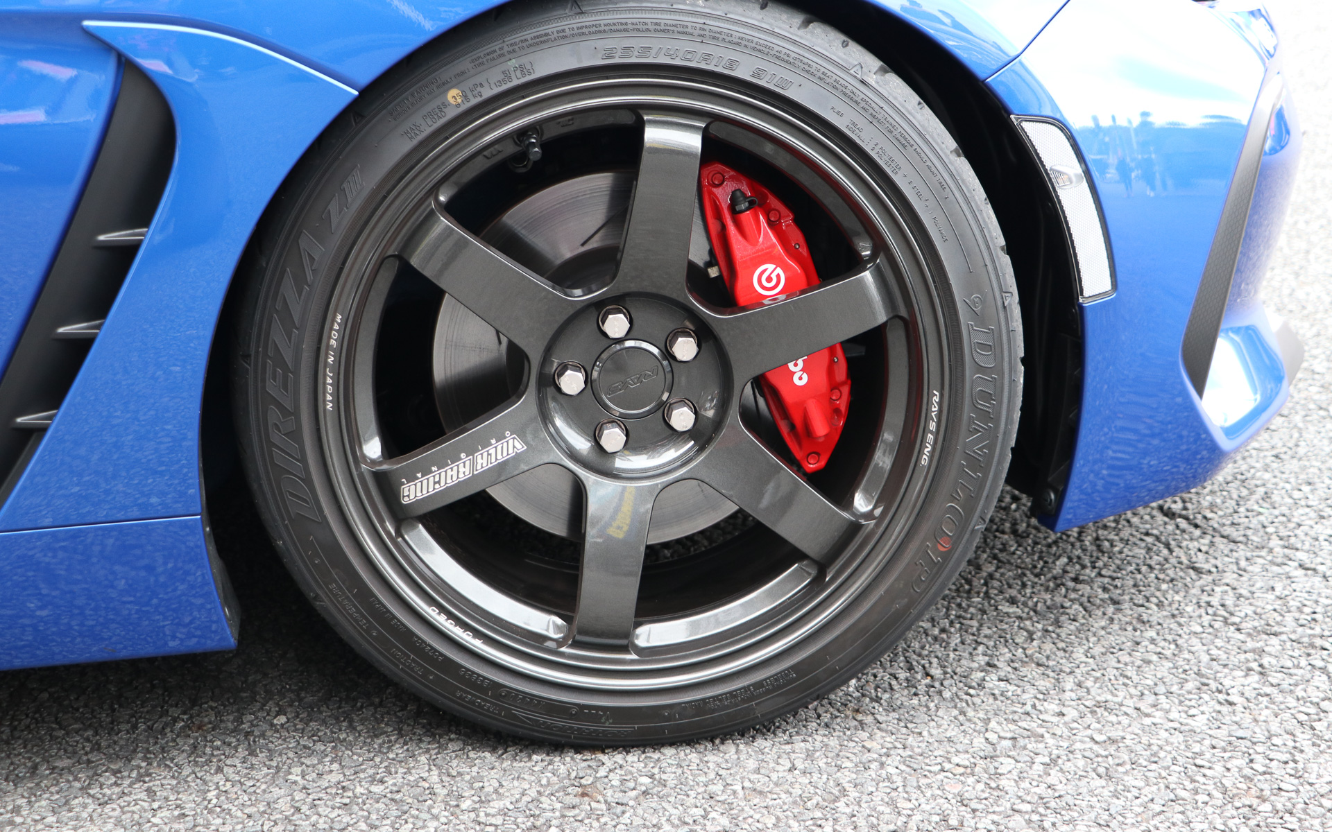 「TE37SAGA YR-Version（18×9J ＋39）」色は標準がダイヤモンドダークガンメタとなり、オプションでゴールドも設定している。また、リアに関しては18×9.5J ＋43も設定あり