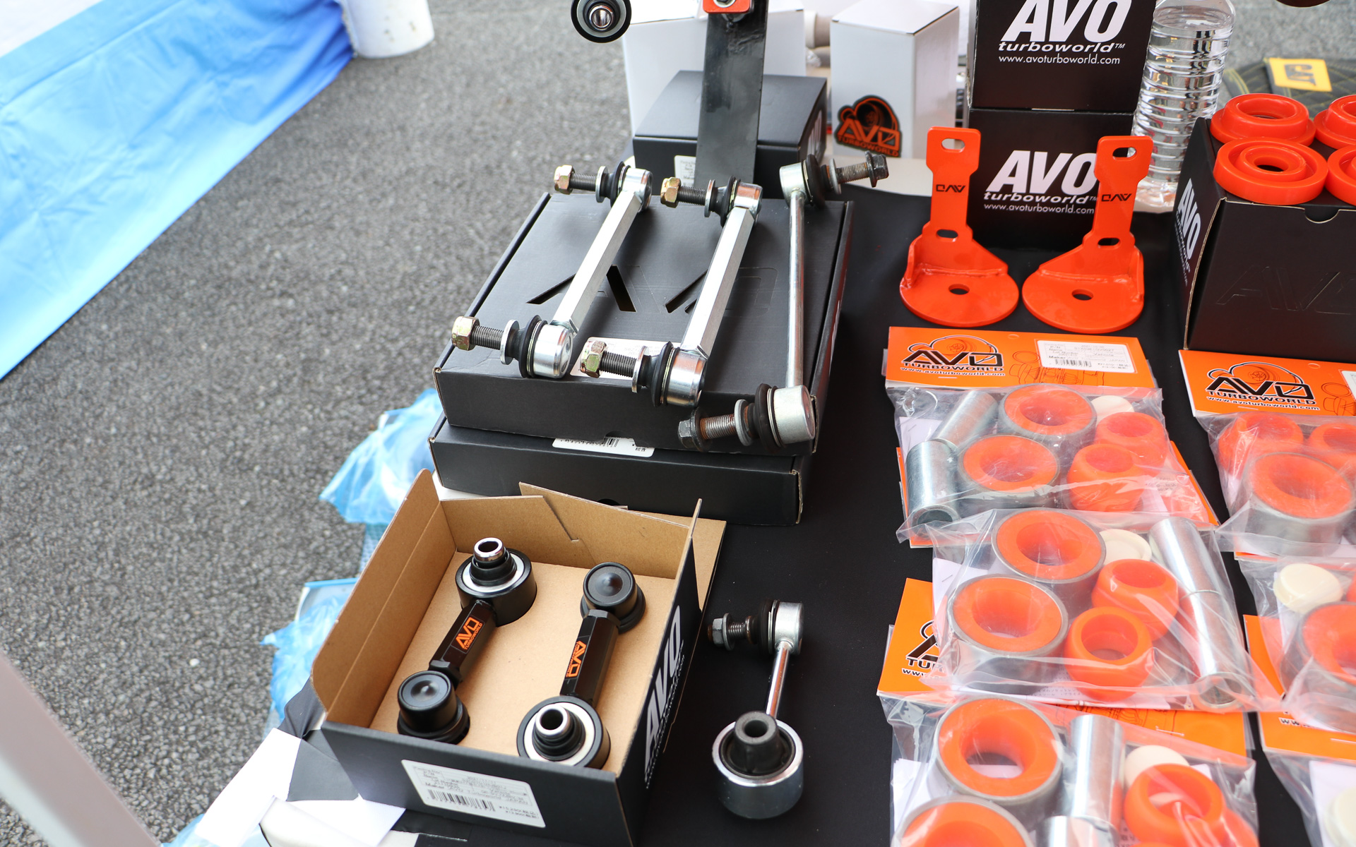 調整タイプの強化スタビリンクやフロントスタビライザーリンク（展示品は旧モデル用）