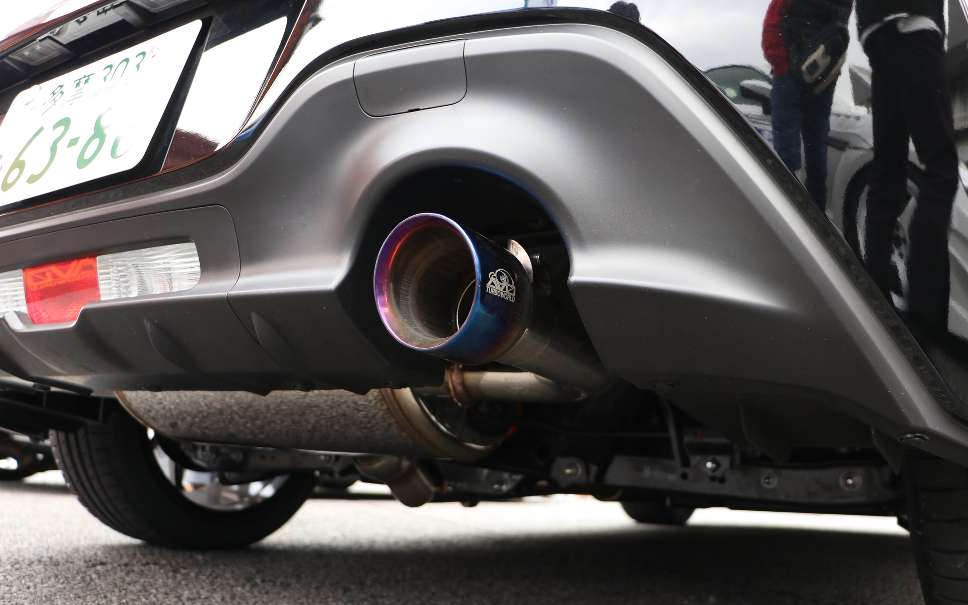 ステンレス製マフラー。メタル触媒付きフロントパイプも予定