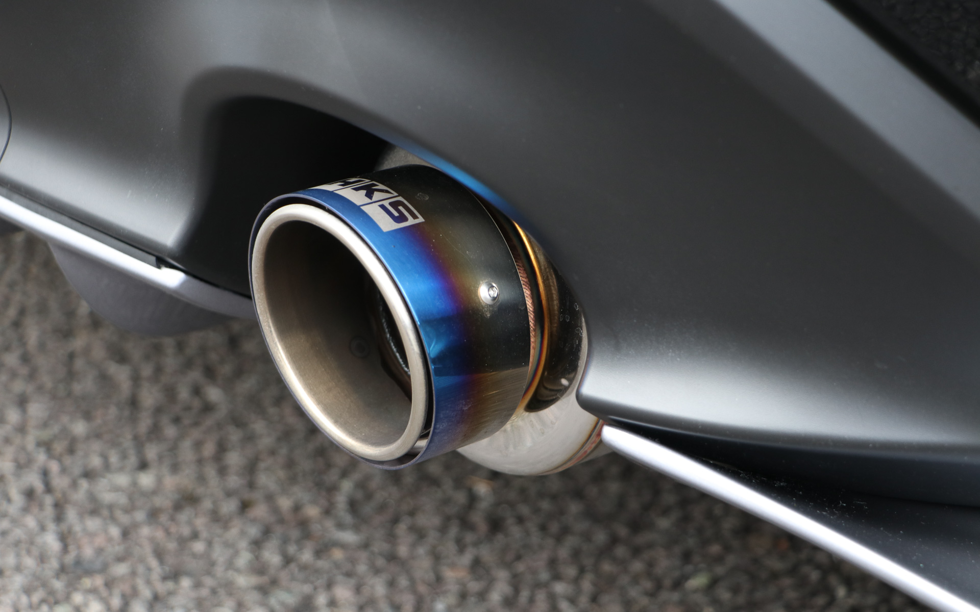 マフラーは軽量なHi-Power SPEC-LII