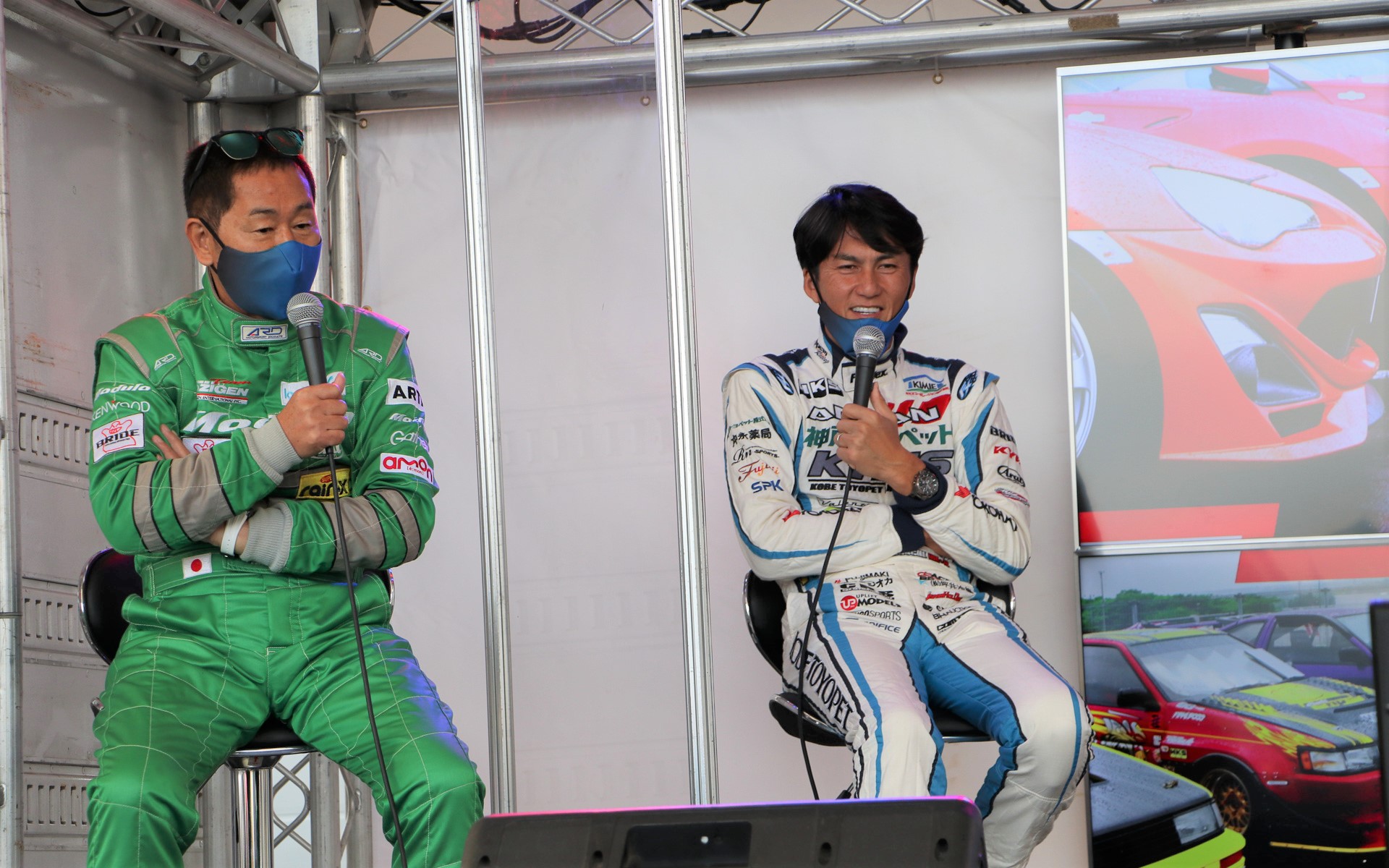 ステージイベント「愛車自慢駐車場 出張」でユーザーカーを見てコメントしている土屋圭市選手、谷口信輝選手、織戸選手親子