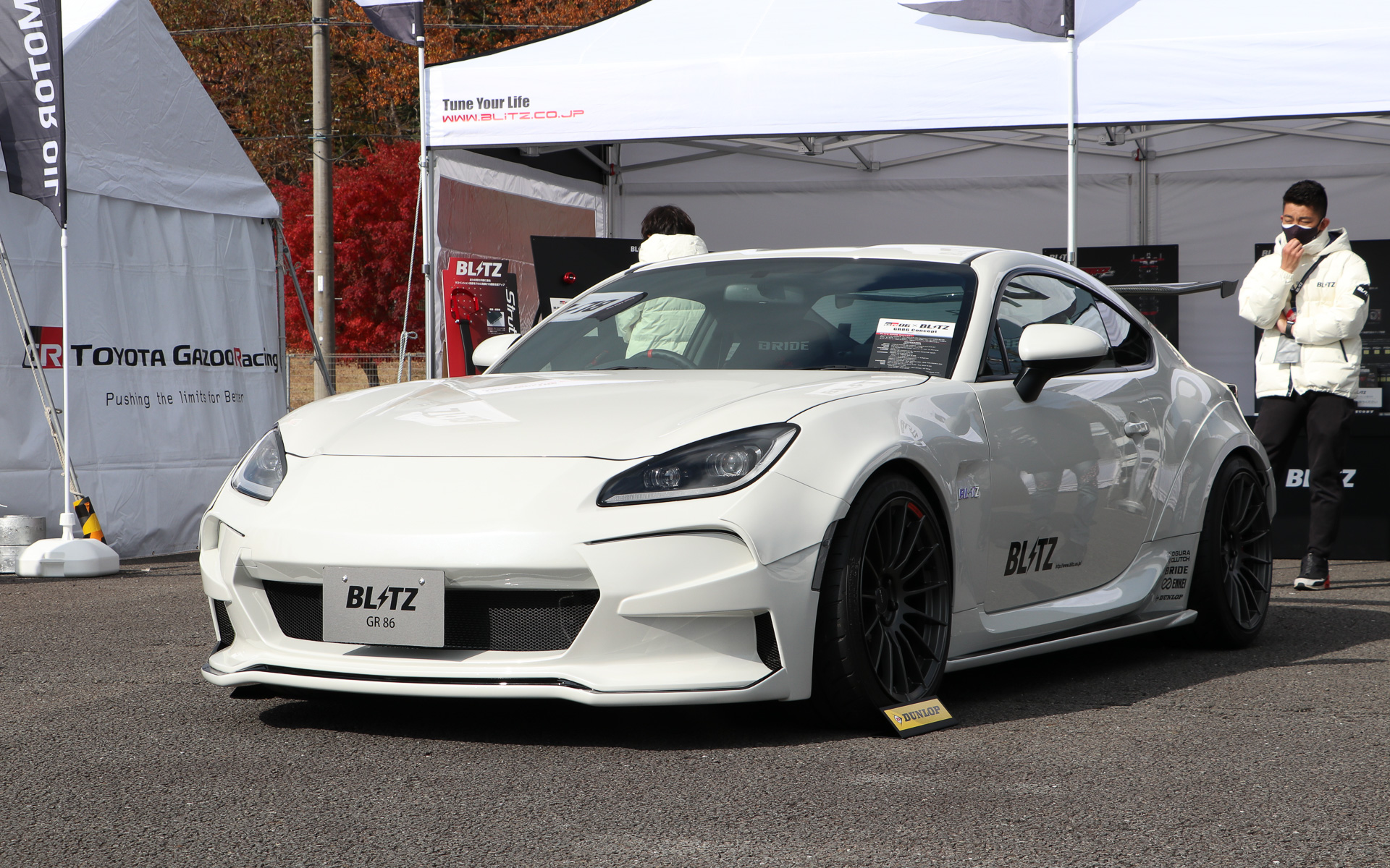 外観のステッカーをリメイクしたデモカー