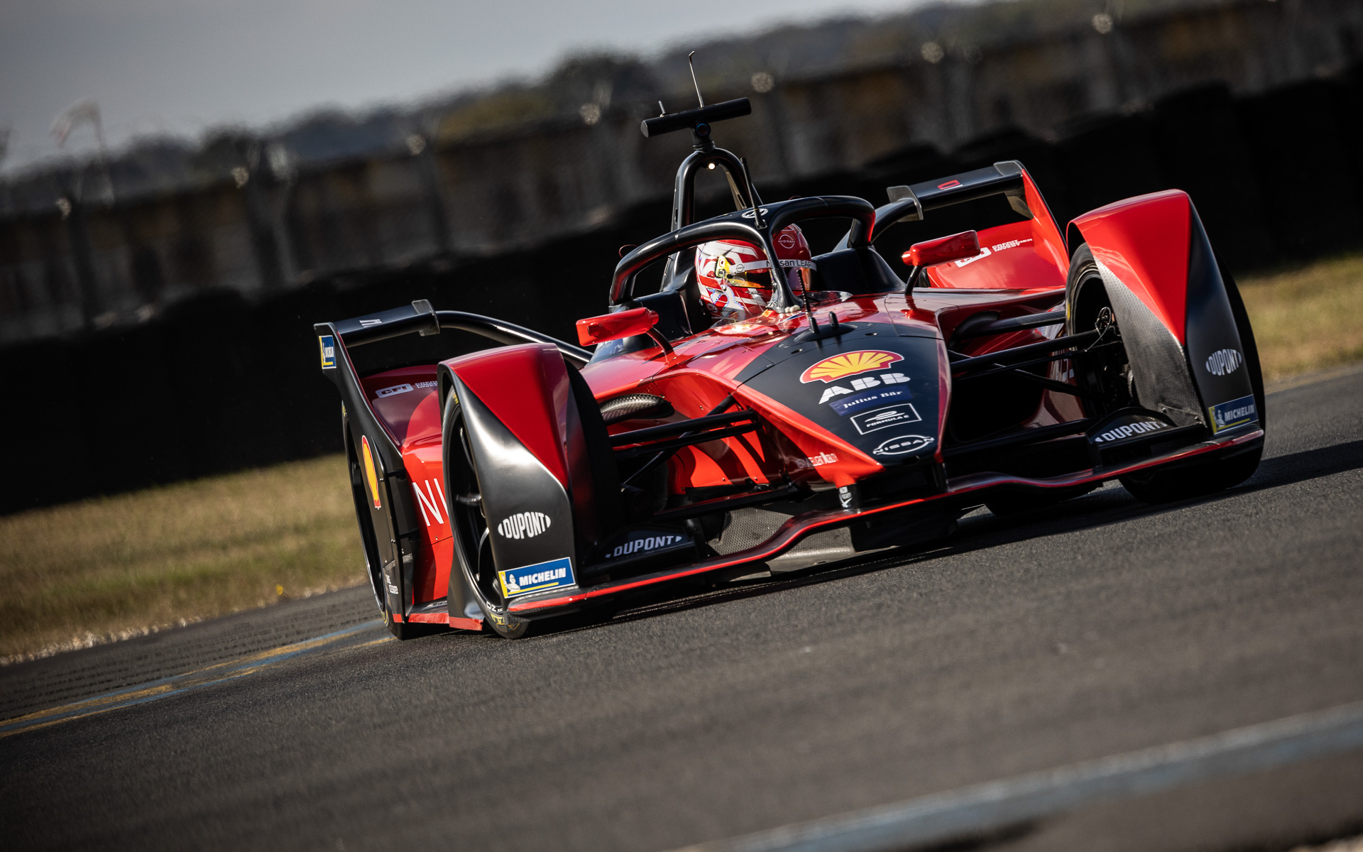 着物から着想を得た鮮やかな赤色が特徴的なカラーリング