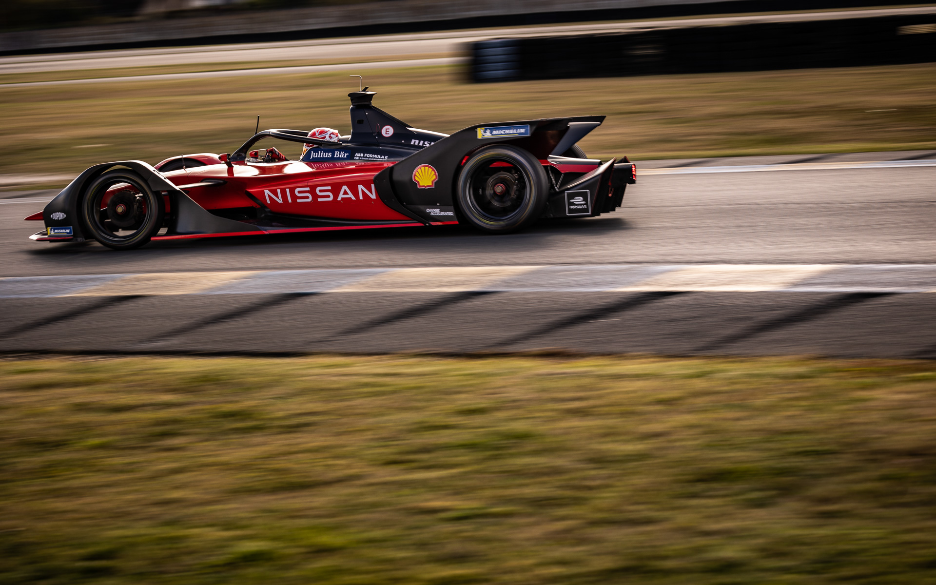 着物から着想を得た鮮やかな赤色が特徴的なカラーリング