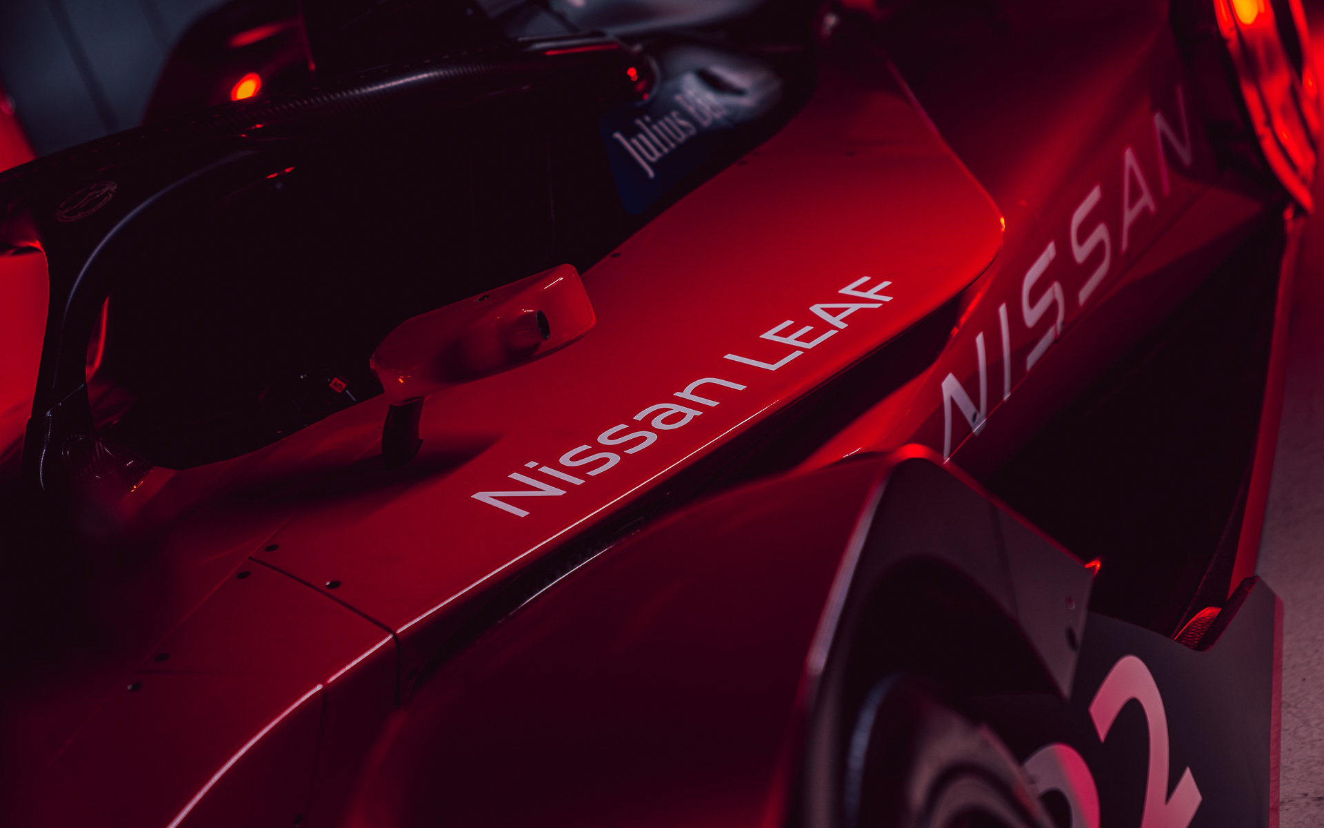 着物から着想を得た鮮やかな赤色が特徴的なカラーリング