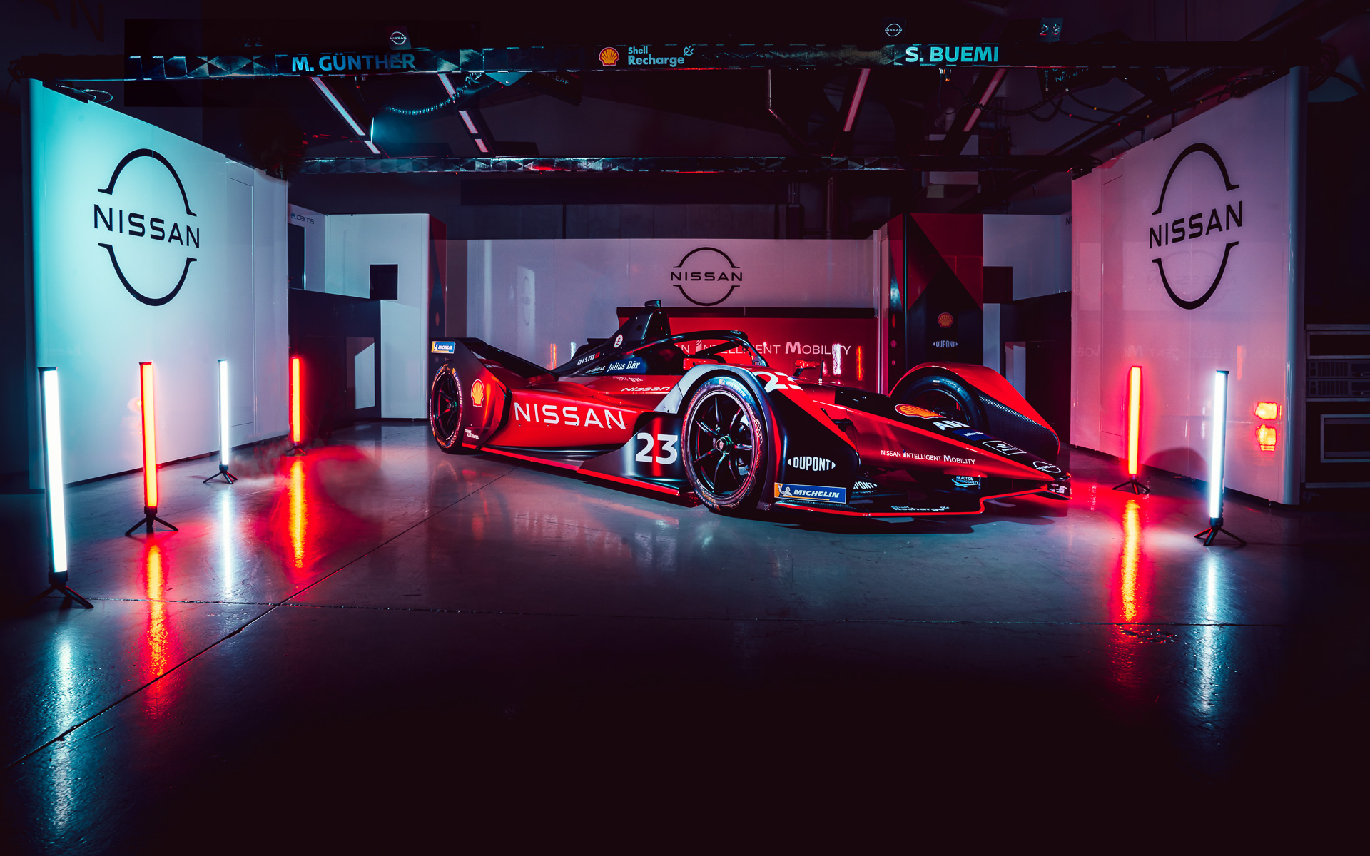 着物から着想を得た鮮やかな赤色が特徴的なカラーリング