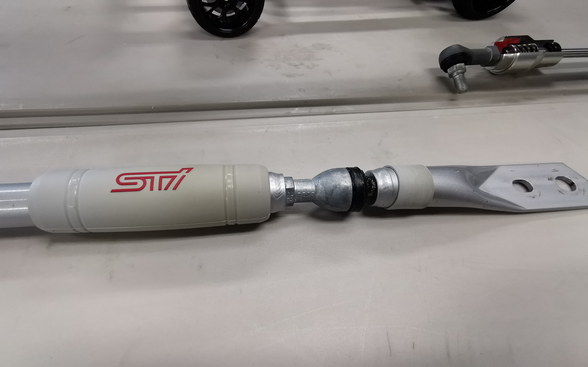 フレキシブルVバーのSTIロゴの入るゴムカバーの内部にはピロボールが内蔵されている