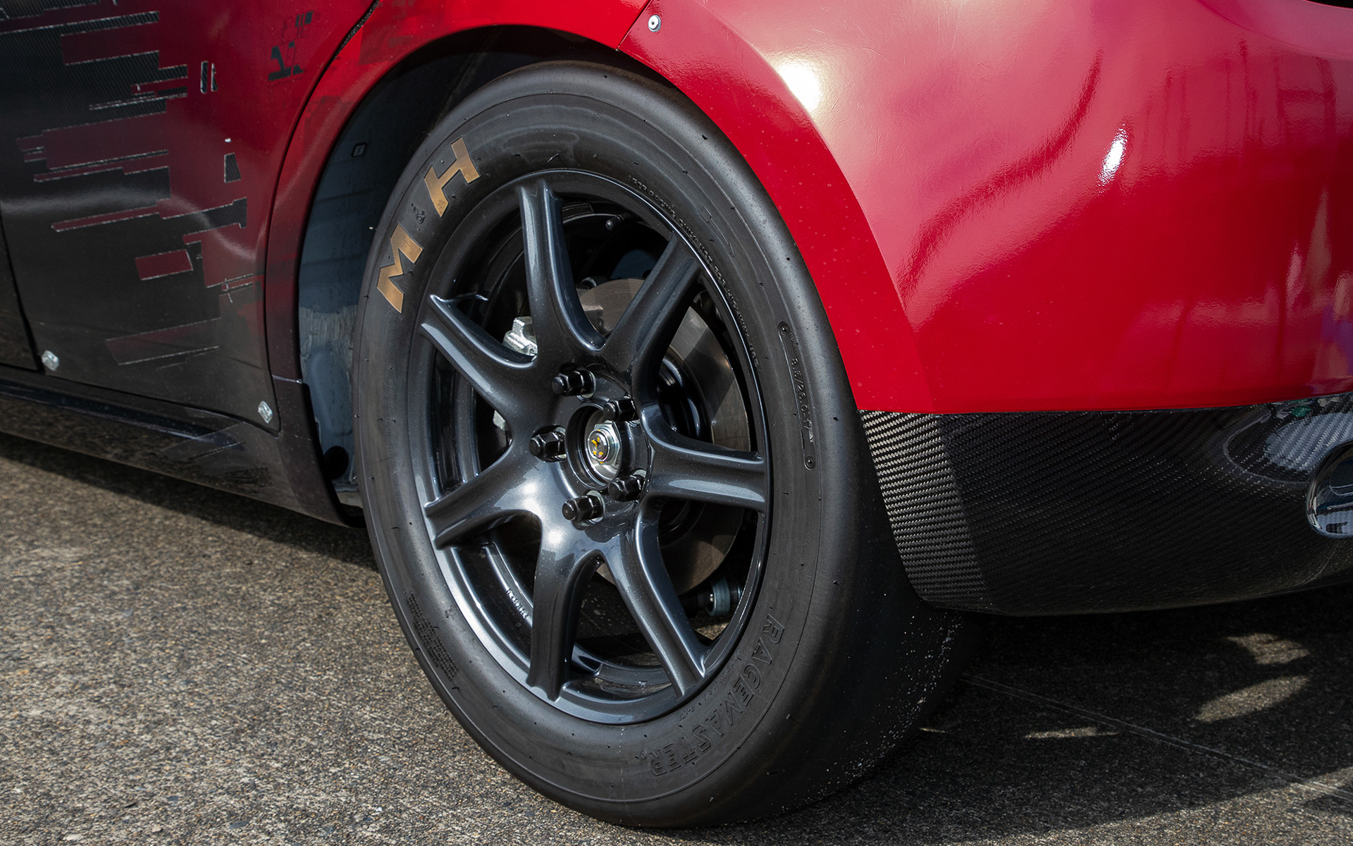 リアホイールもNSX TypeR純正フロント用。タイヤはドラッグレース専用スリックタイヤを装着。サイズ表記は8.5/26.0-17