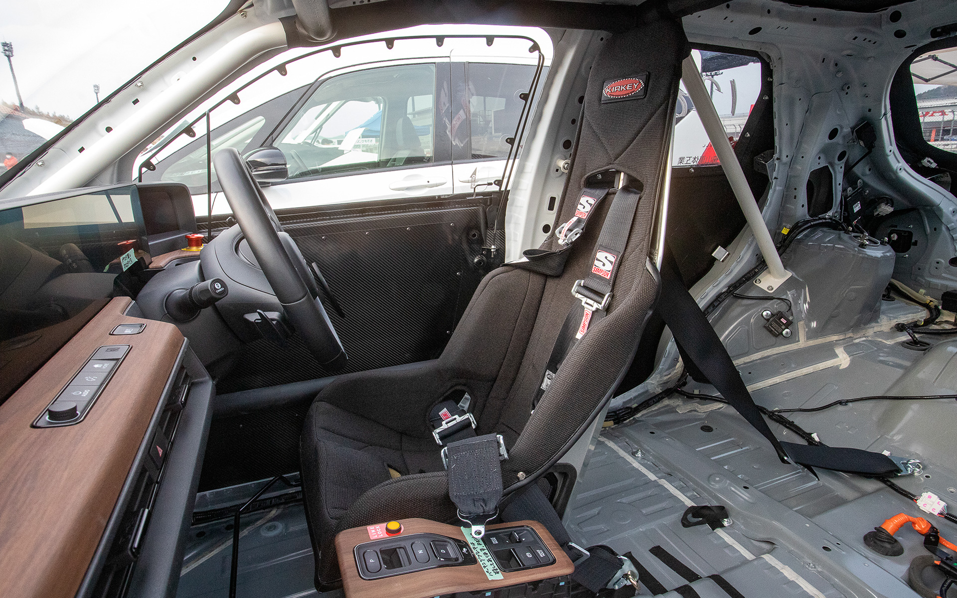 e-DRAGのインテリア。快適装備、便利装備は一切残っていない。シートはアメリカのKIRKEYというメーカーのものを使う。シートベルトはシンプソン製。ドラッグマシンらしくアメリカ製アイテムをチョイスしている