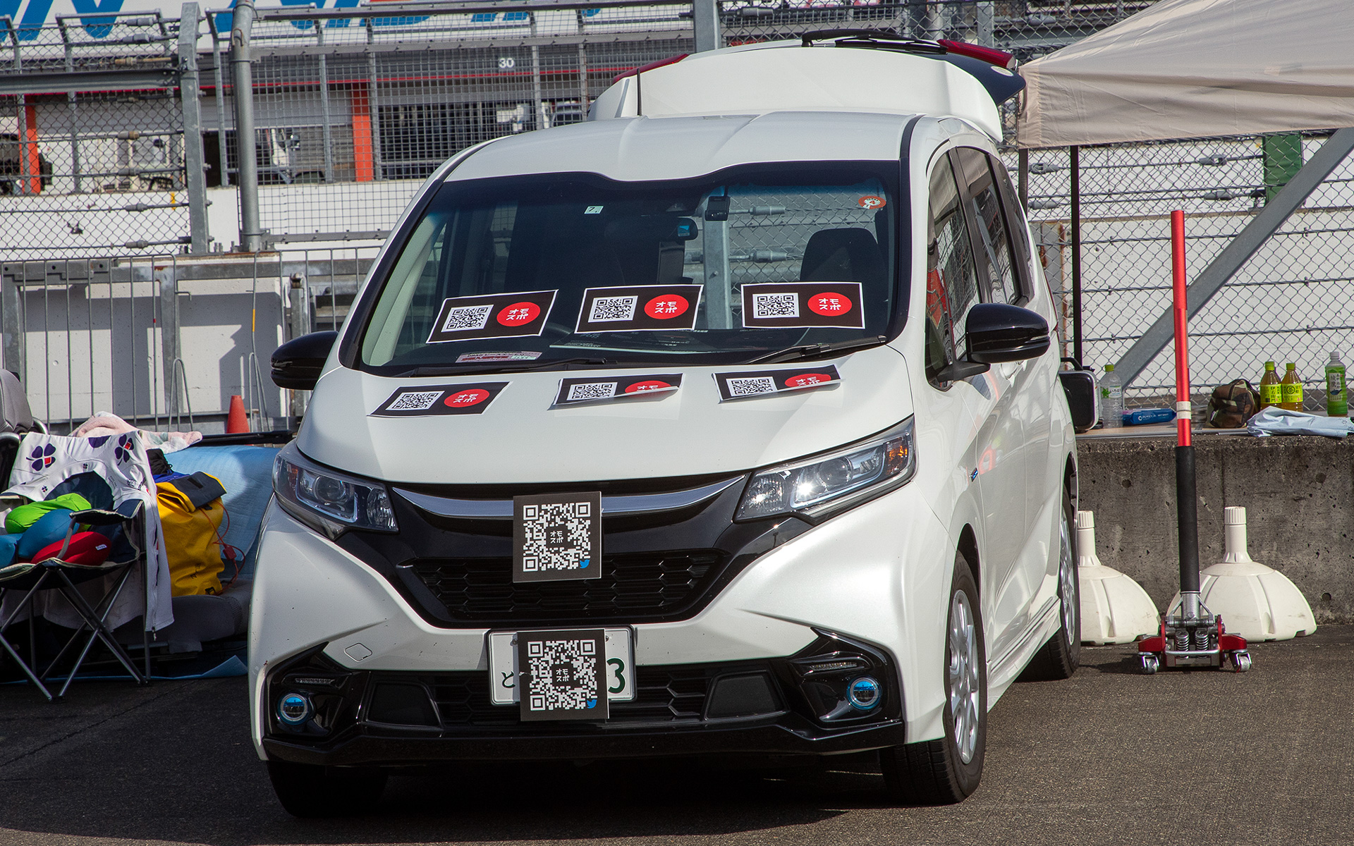 ストリートシュートアウトのパドックでもサポートカーにQRコードを表示して活動をPRしていた