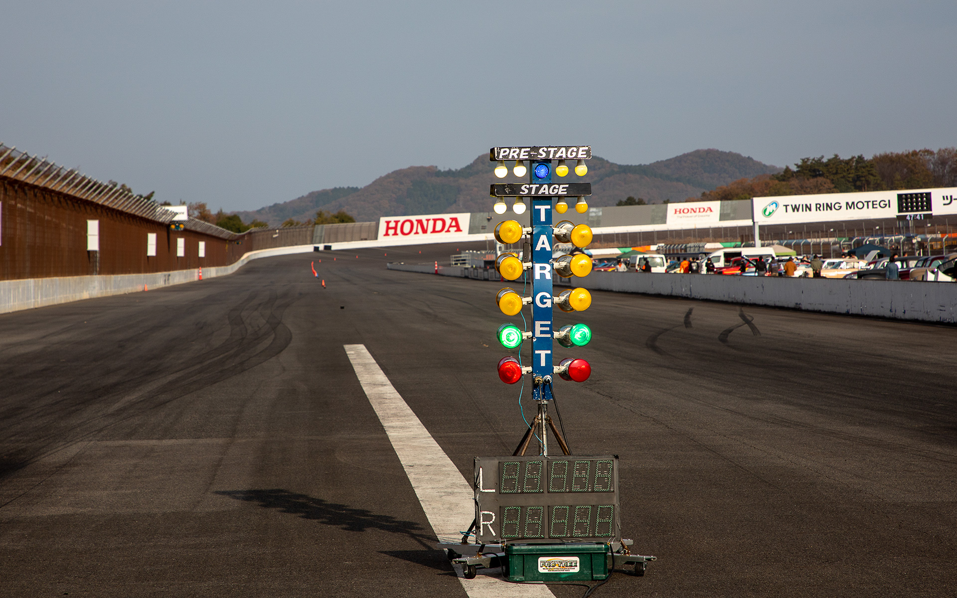 スタートは「ツリー」と呼ばれるスタートシグナル装置にあるランプ点灯パターンに従って行なう。簡単にいうと左右レーンのクルマがそれぞれのスタートライン上に乗った段階で「ステージランプ」というランプが点灯。そしてオフィシャルがスタートスイッチを押すと「ツリー」にあるアンバー色のランプが上から順に3つ点灯し、グリーンランプが点いたらスタートとなる