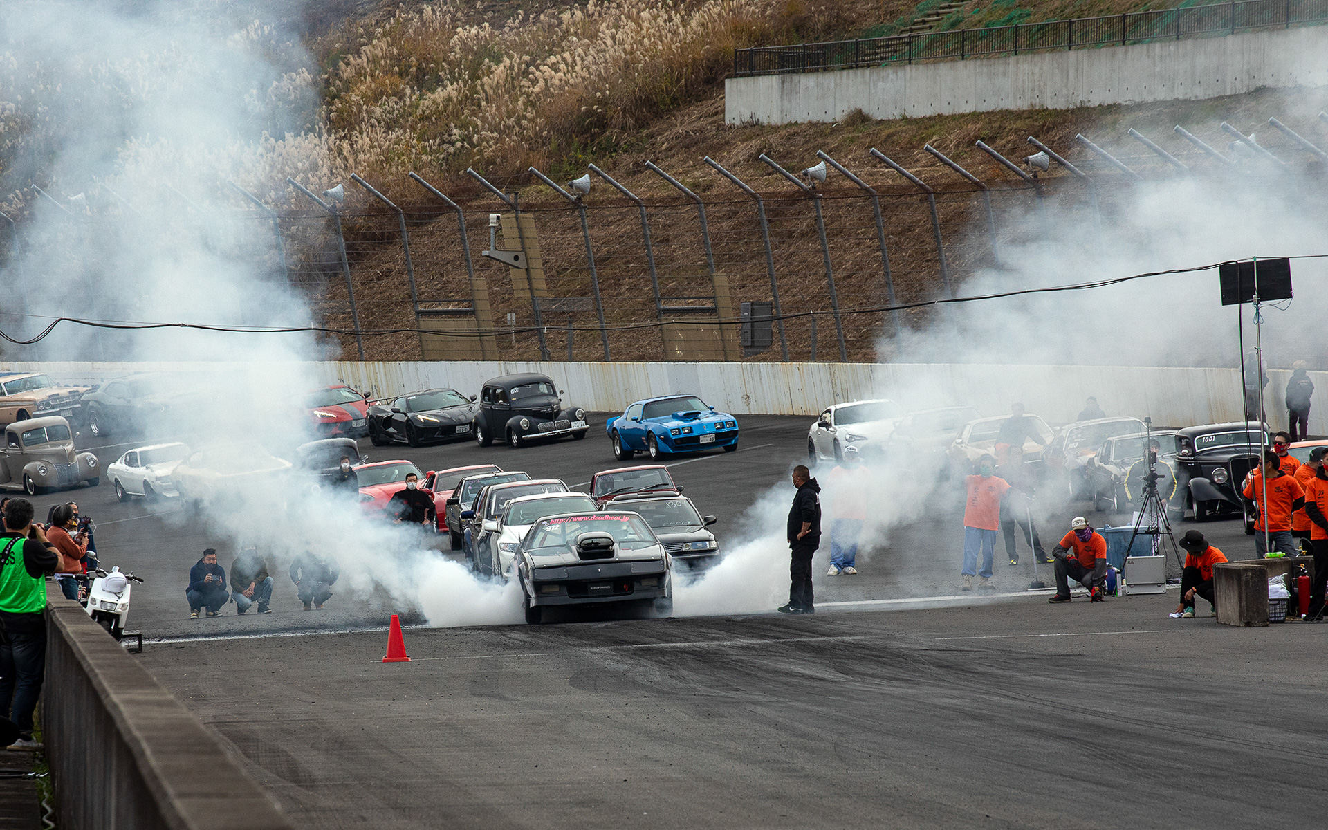 ドラッグレースではスタートラインにクルマを入れることを「ステージング」と呼ぶ。迫力満点のバーンナウトからのハイパワーなクルマを繊細に操作してスタートラインに着けるステージング操作の模様もレースの見どころ