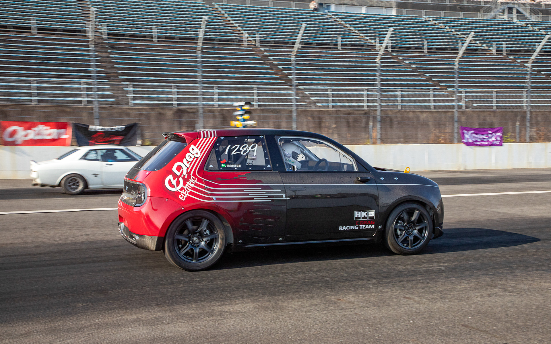 ついに実際のレースへ参加。どの走行もBEVらしい鋭いスタートダッシュで飛び出していく。タイムは12秒代前半で揃い、終速は約130km/h台