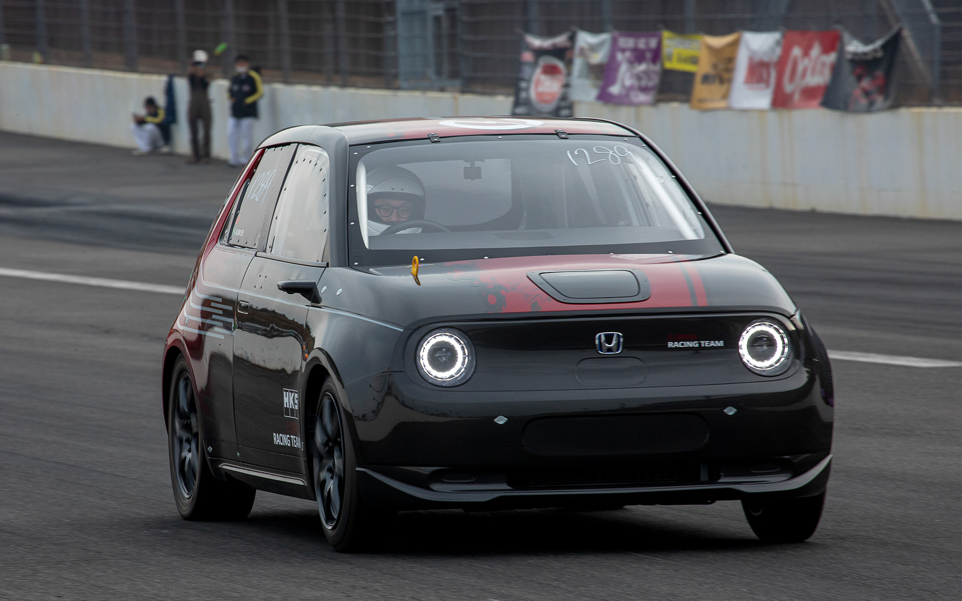 2枠目の走行前、スタート時の飛び出しの違いを見るため空気圧を下げた。するとひと枠目の走行時に出ていたスタート時のスキール音がなくなり加速も向上。データとしてはいいモノが取れたが、クラス分けタイムを超えてしまうことになった