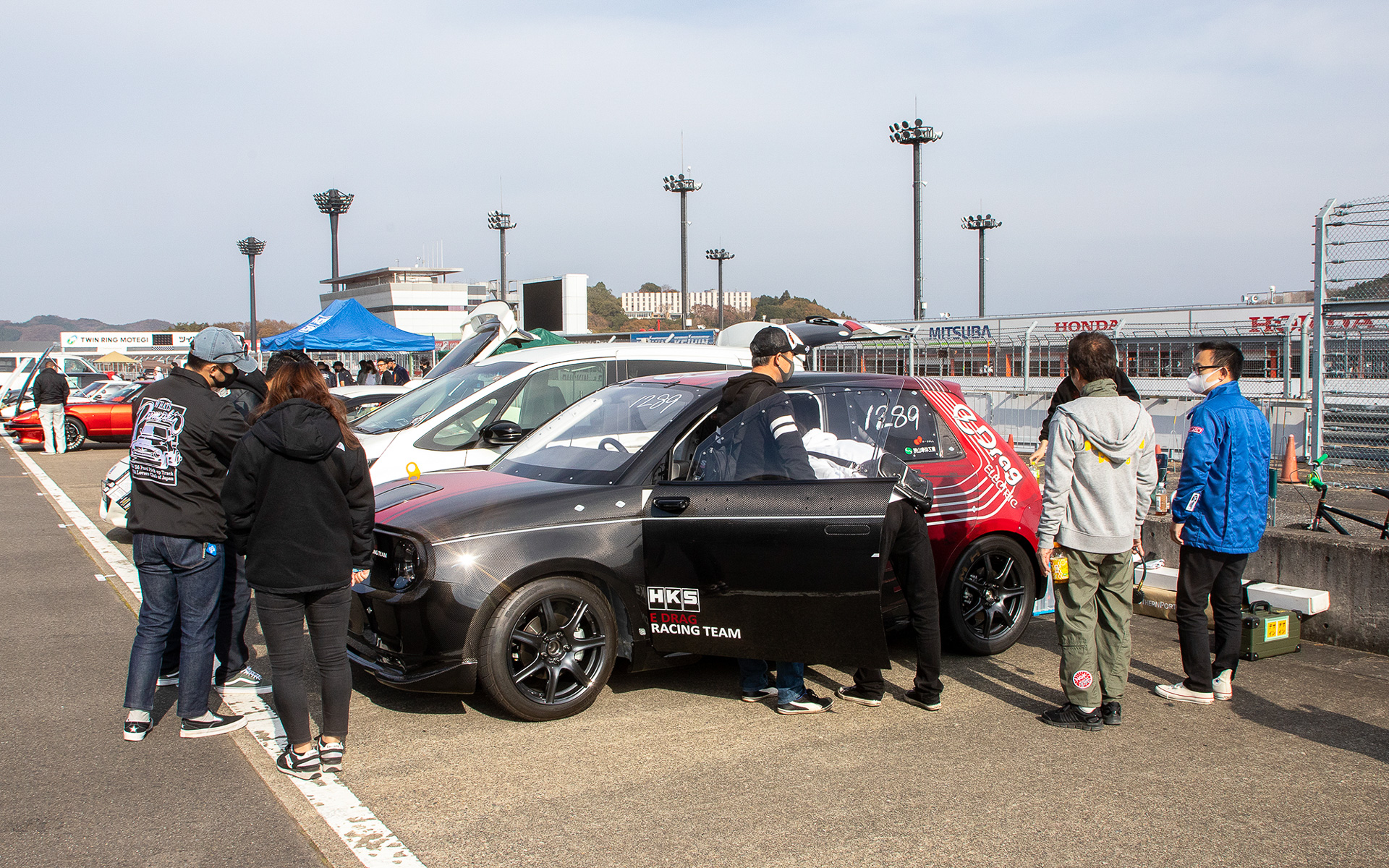 レースの合間に多くの人がe-DRAGに興味を持って見学に来た。また、スマホで撮影していく人もとても多かった。こうした反応もスタッフにとってはとても嬉しいことだという